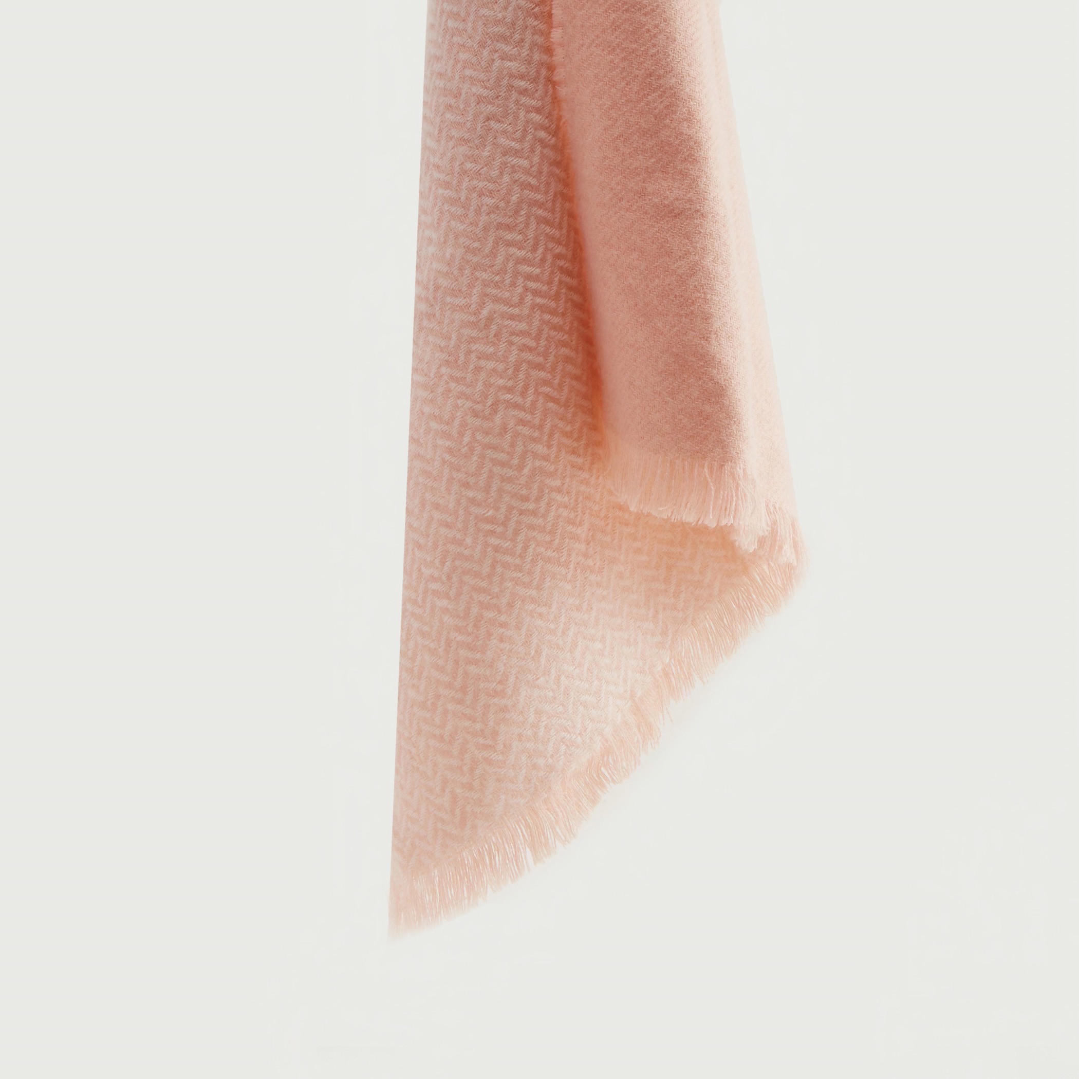 وشاح بتفاصيل متعرجة بارز الملمس وشراشيب-women-clothingaccessories-scarves-image-1
