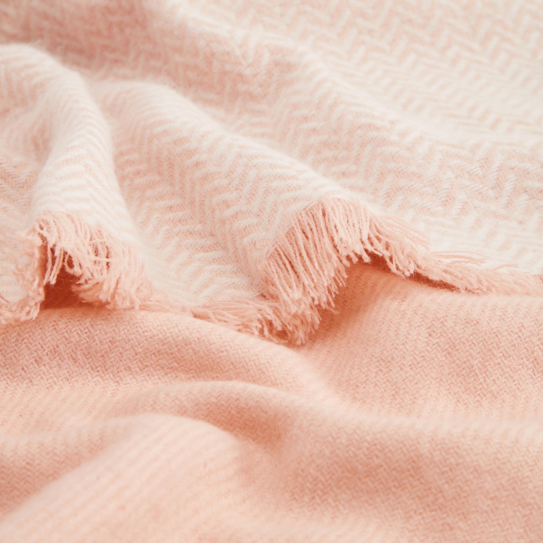 وشاح بتفاصيل متعرجة بارز الملمس وشراشيب-women-clothingaccessories-scarves-image-2