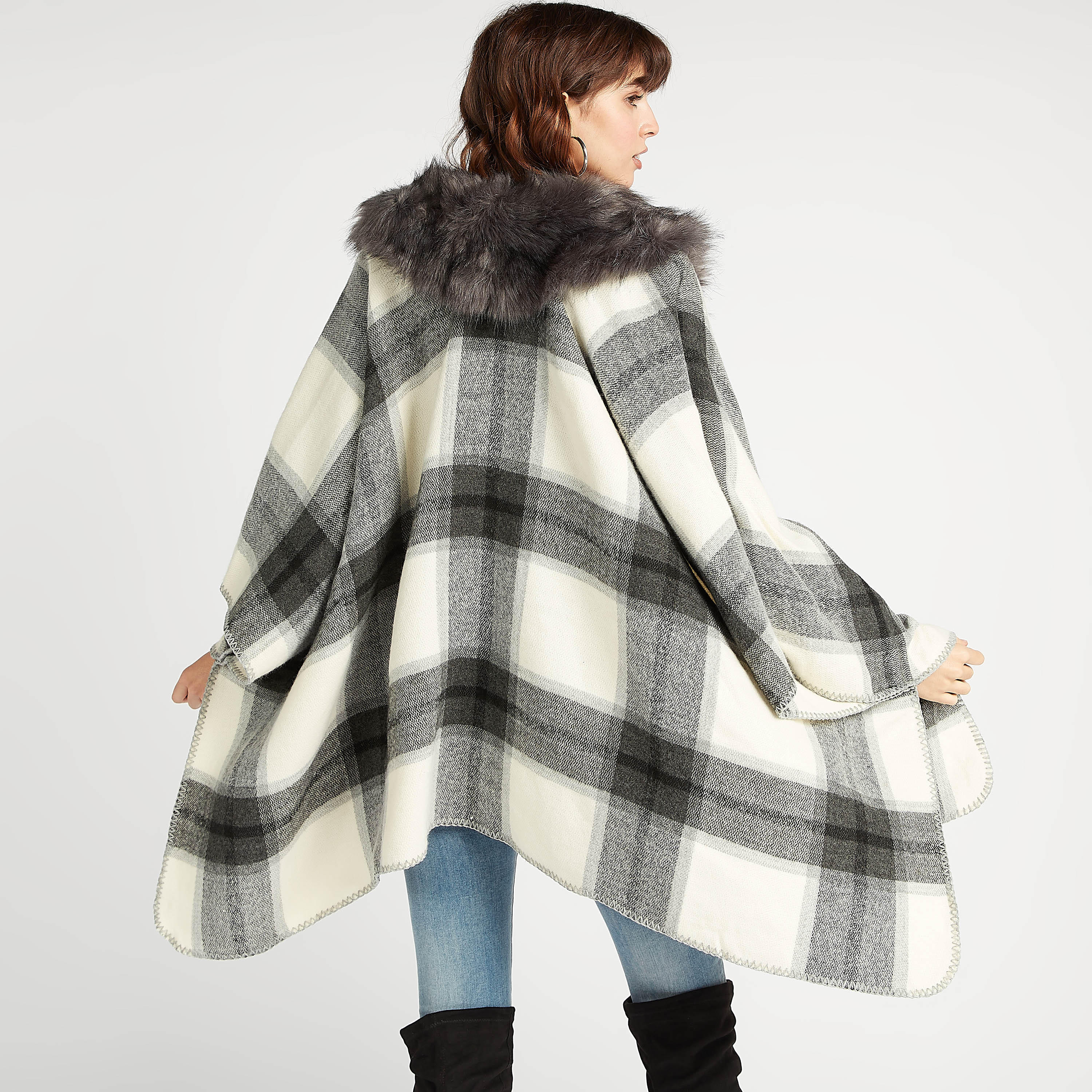 بونشو كاروهات بياقة بتقليم فرو-women-winterwear-cardigansandjumpers-cardigans-image-4