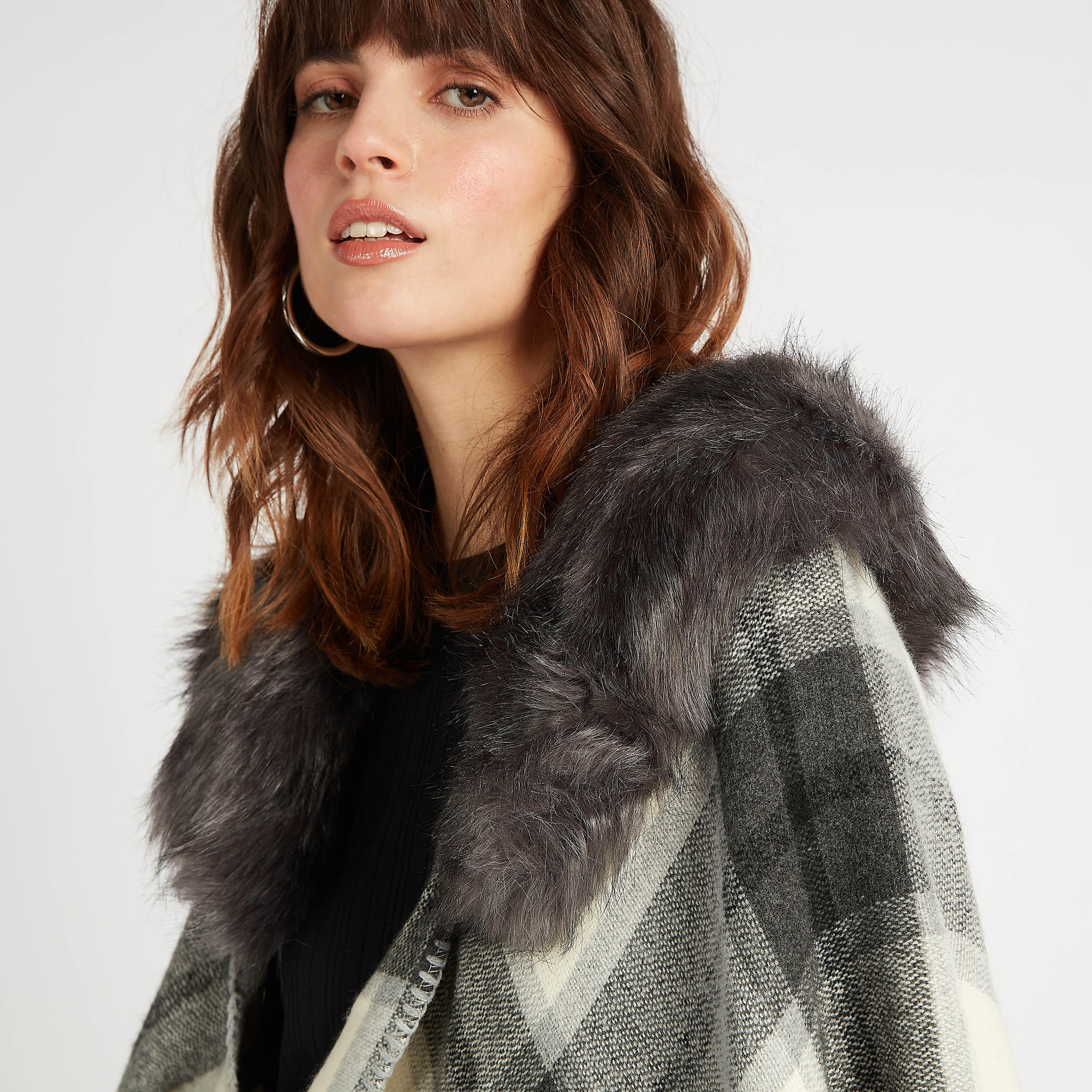 بونشو كاروهات بياقة بتقليم فرو-women-winterwear-cardigansandjumpers-cardigans-image-5
