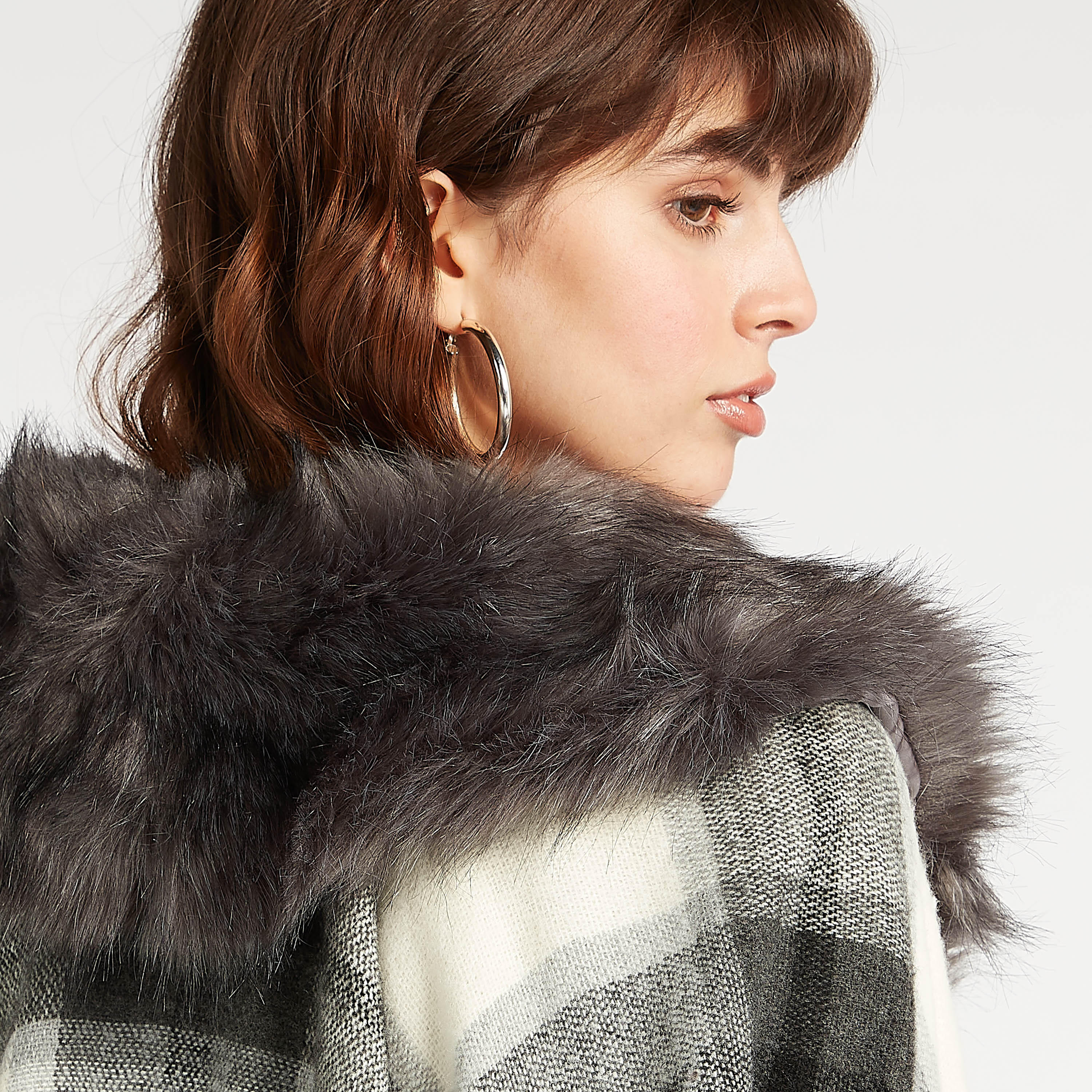 بونشو كاروهات بياقة بتقليم فرو-women-winterwear-cardigansandjumpers-cardigans-image-7