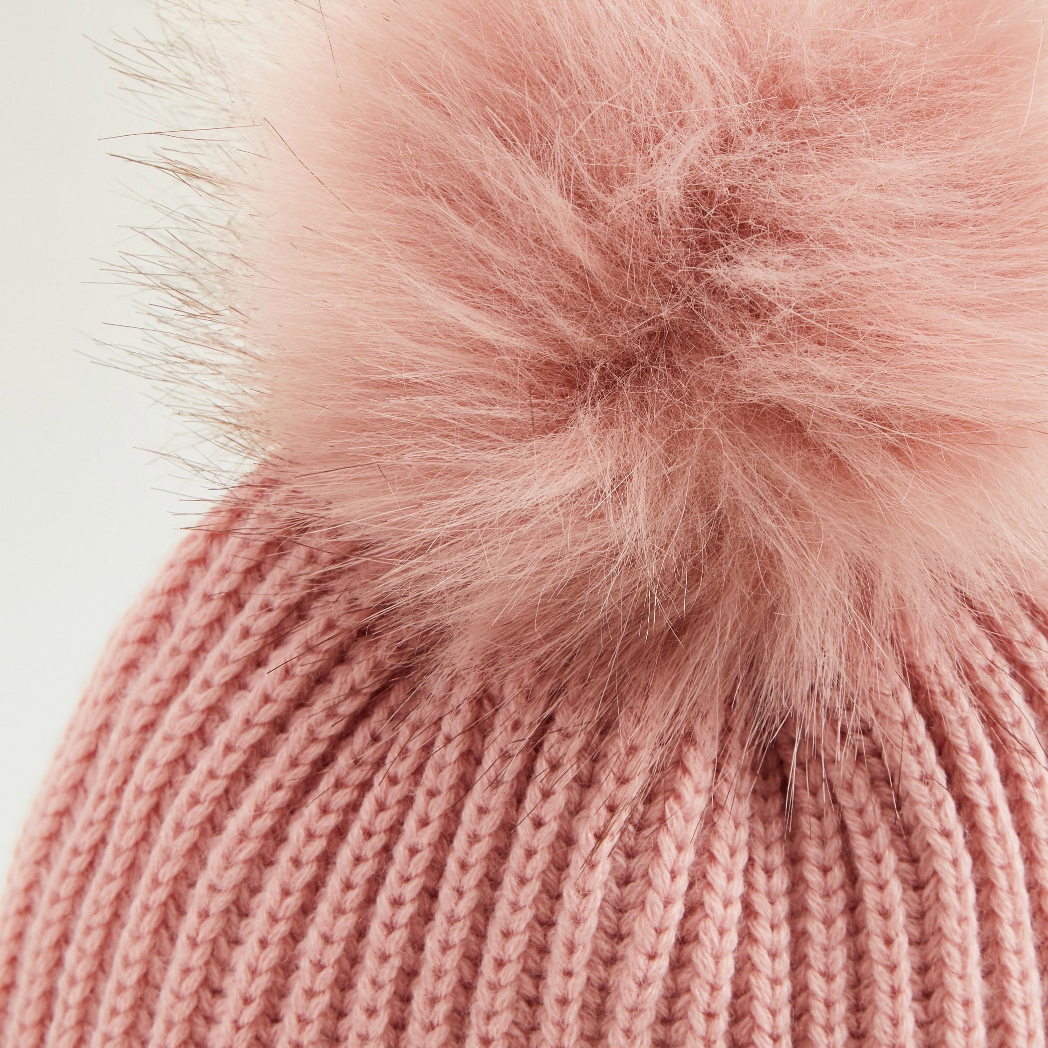 قبّعة بيني بارزة الملمس بتفاصيل بوم بوم-women-clothingaccessories-capsandhats-image-2