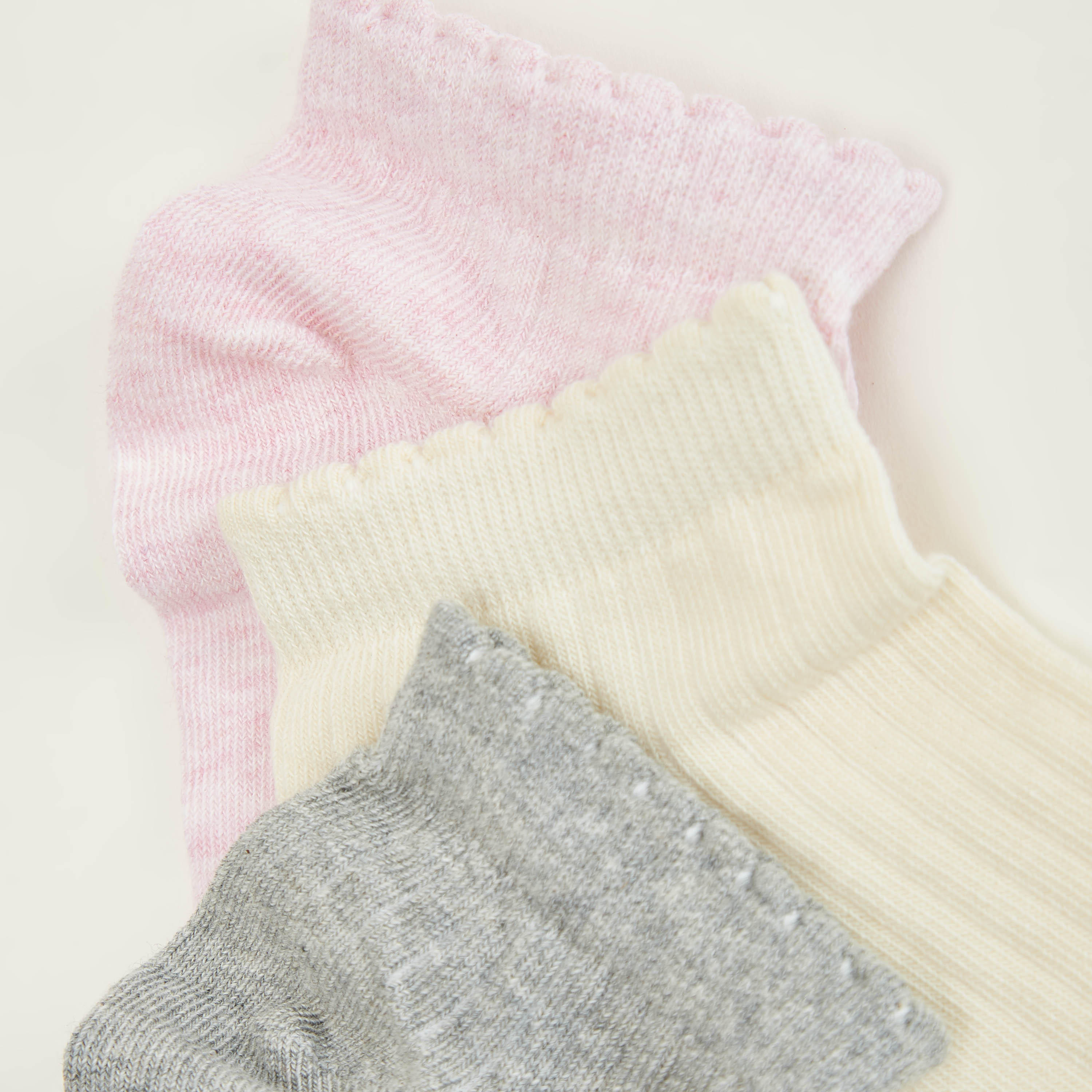 جوارب سادة بطول الكاحل مع حواف صدفيّة - طقم من 3 أزواج-women-socksandstockings-image-1