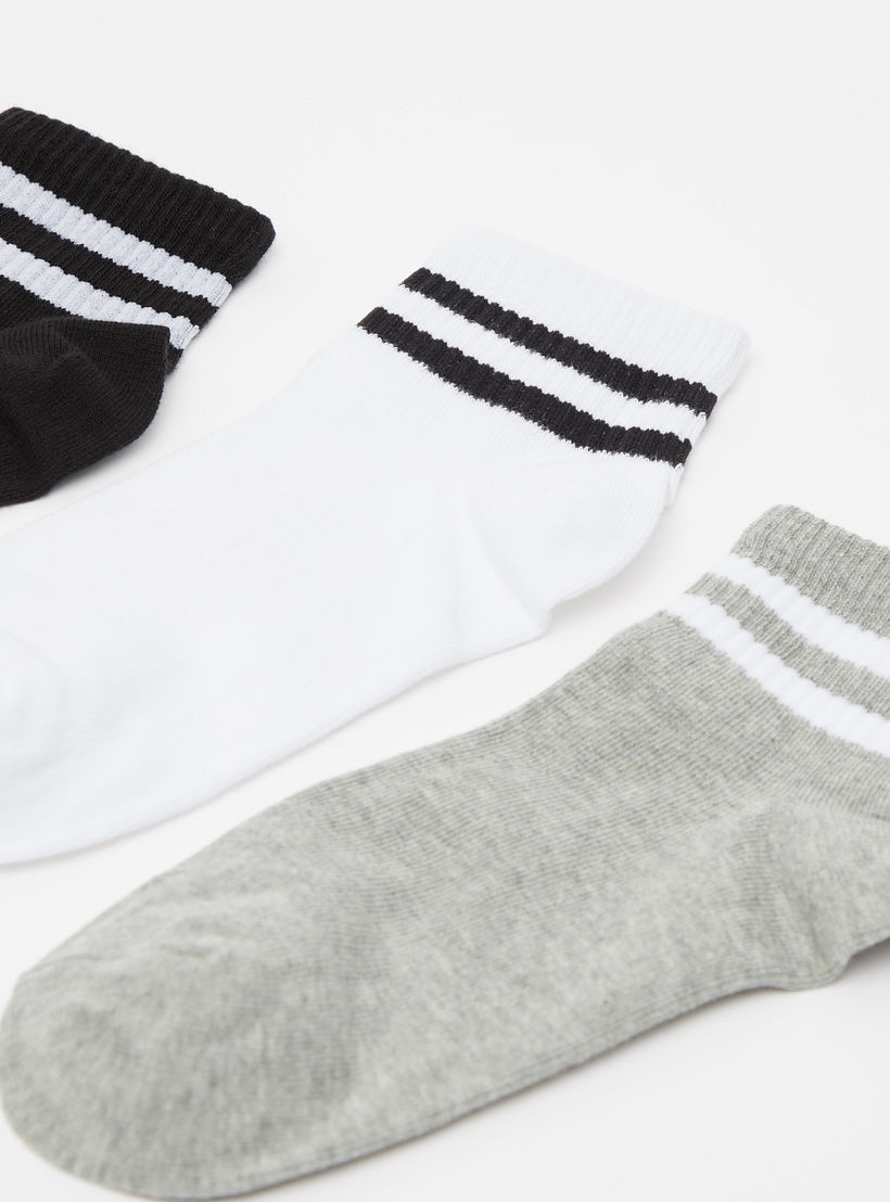 جوارب مخططة بطول الكاحل بحواف مضلّعة - طقم من 3 أزواج-women-socksandstockings-image-2