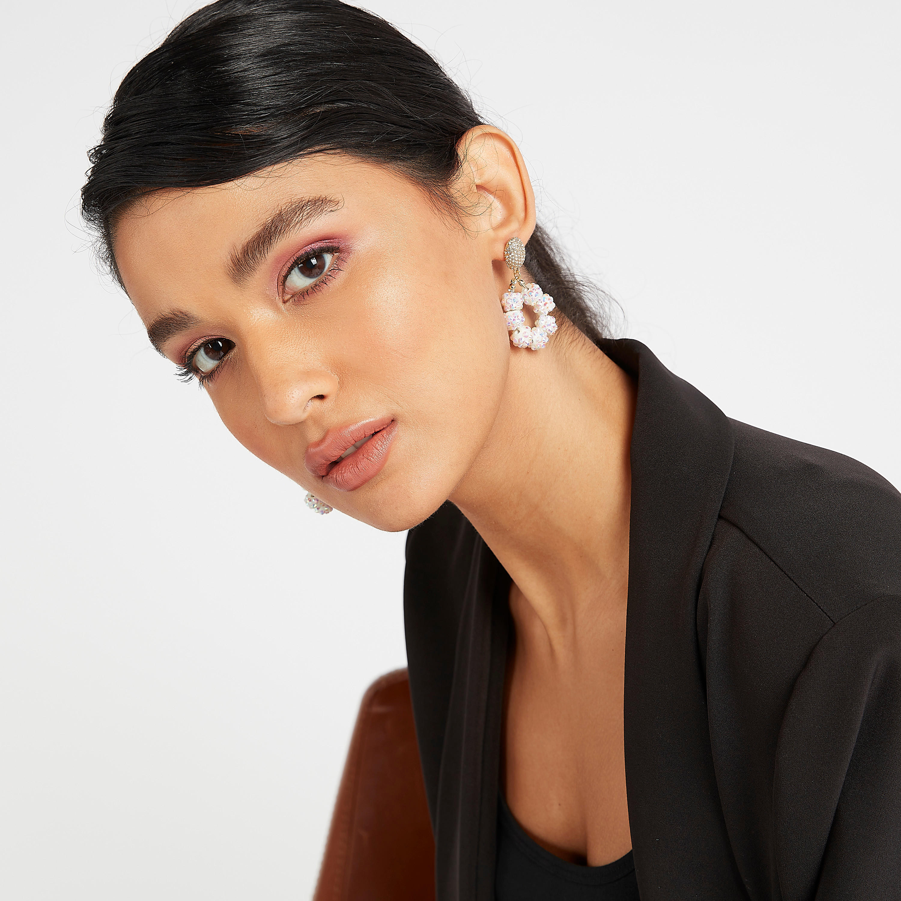 حلق متدلّي مزيّن بمكبس إغلاق خلفي-women-watchesandjewellery-jewellery-earrings-image-2