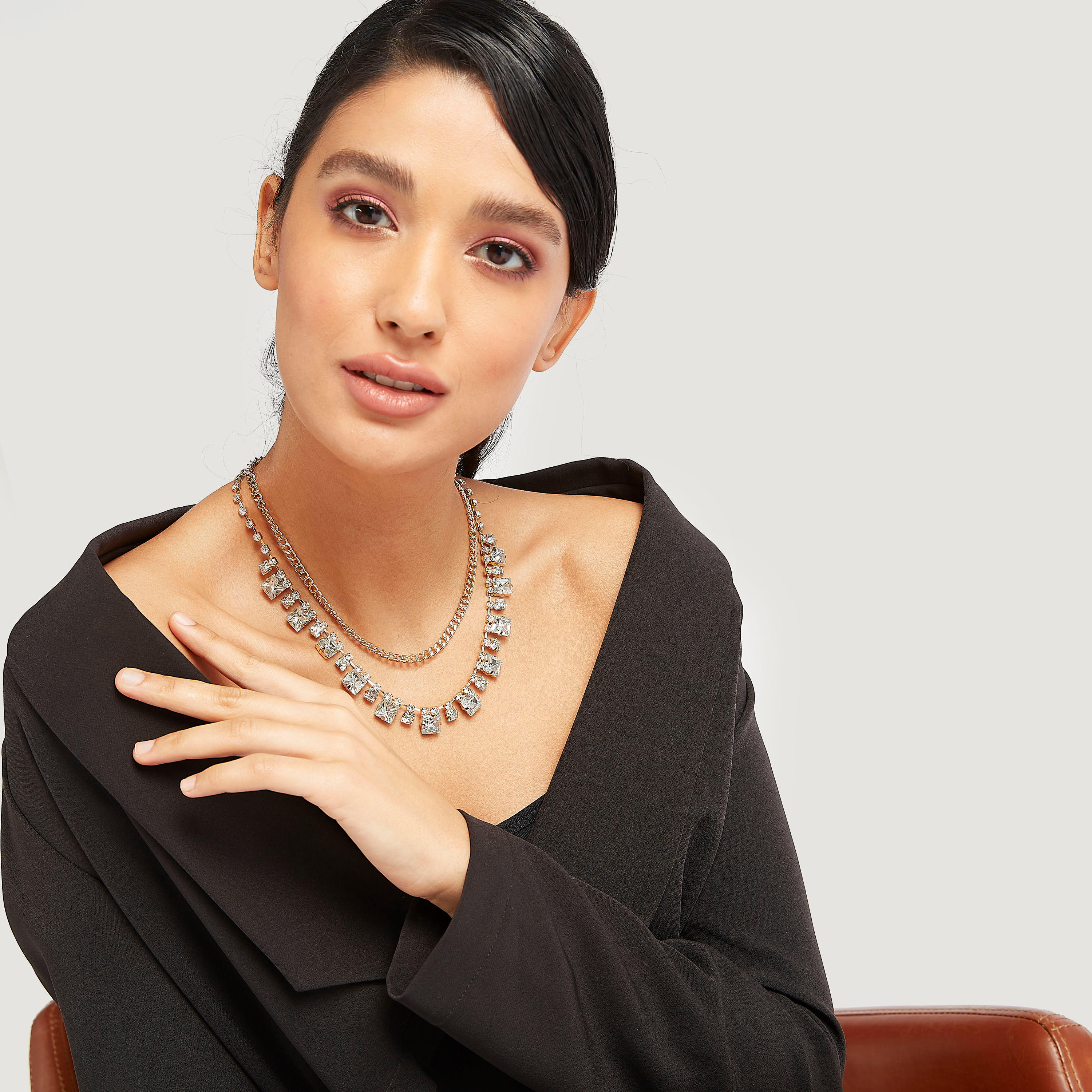 عقد متعدد الطبقات مزيّن بمشبك إغلاق-women-watchesandjewellery-jewellery-necklacesandpendants-image-2