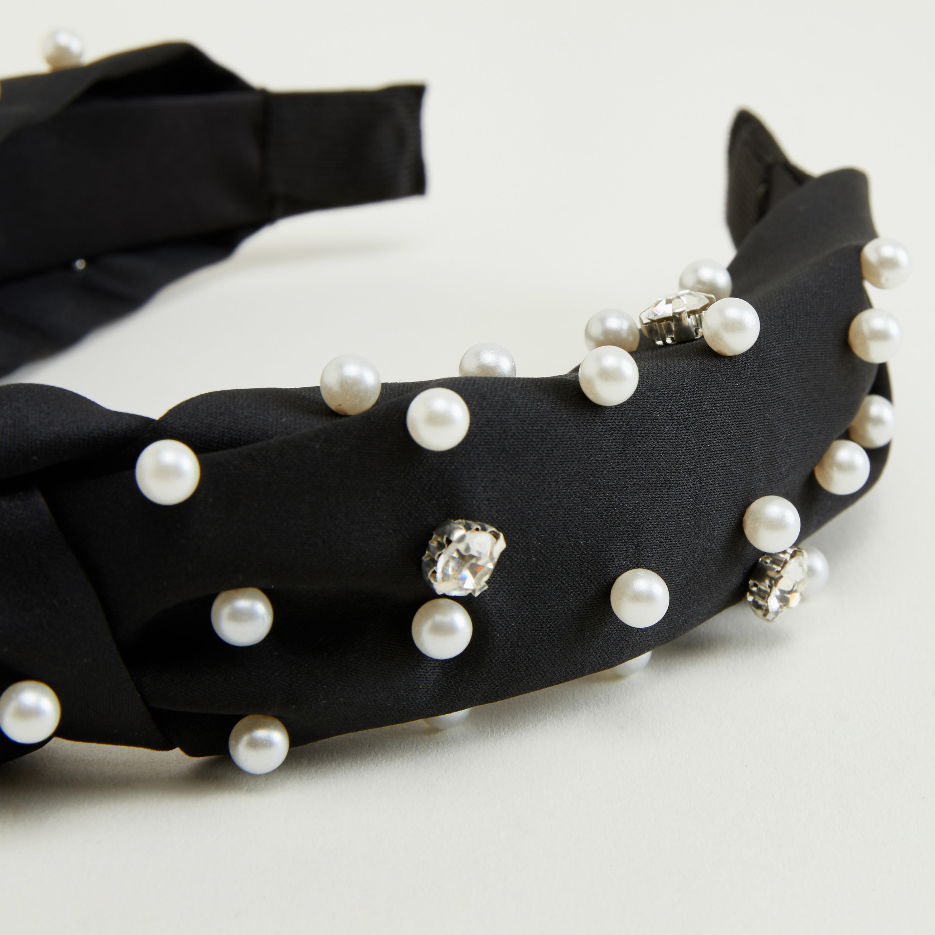 ربطة شعر مزينة بتفاصيل عقدة-women-hairaccessories-image-2