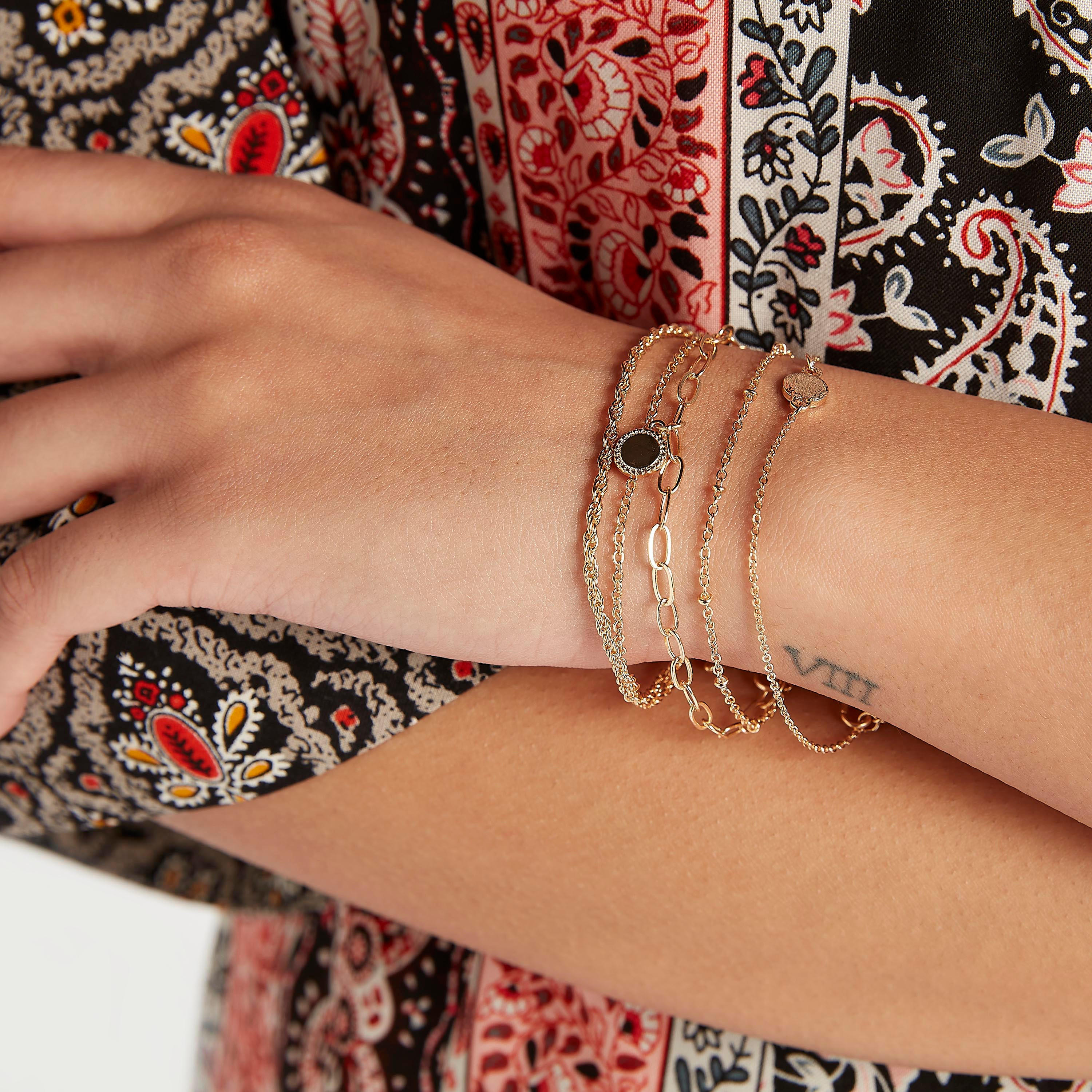 أساور مزينة بمشبك إغلاق - طقم من 5 قطع-women-watchesandjewellery-jewellery-banglesandbracelets-image-2