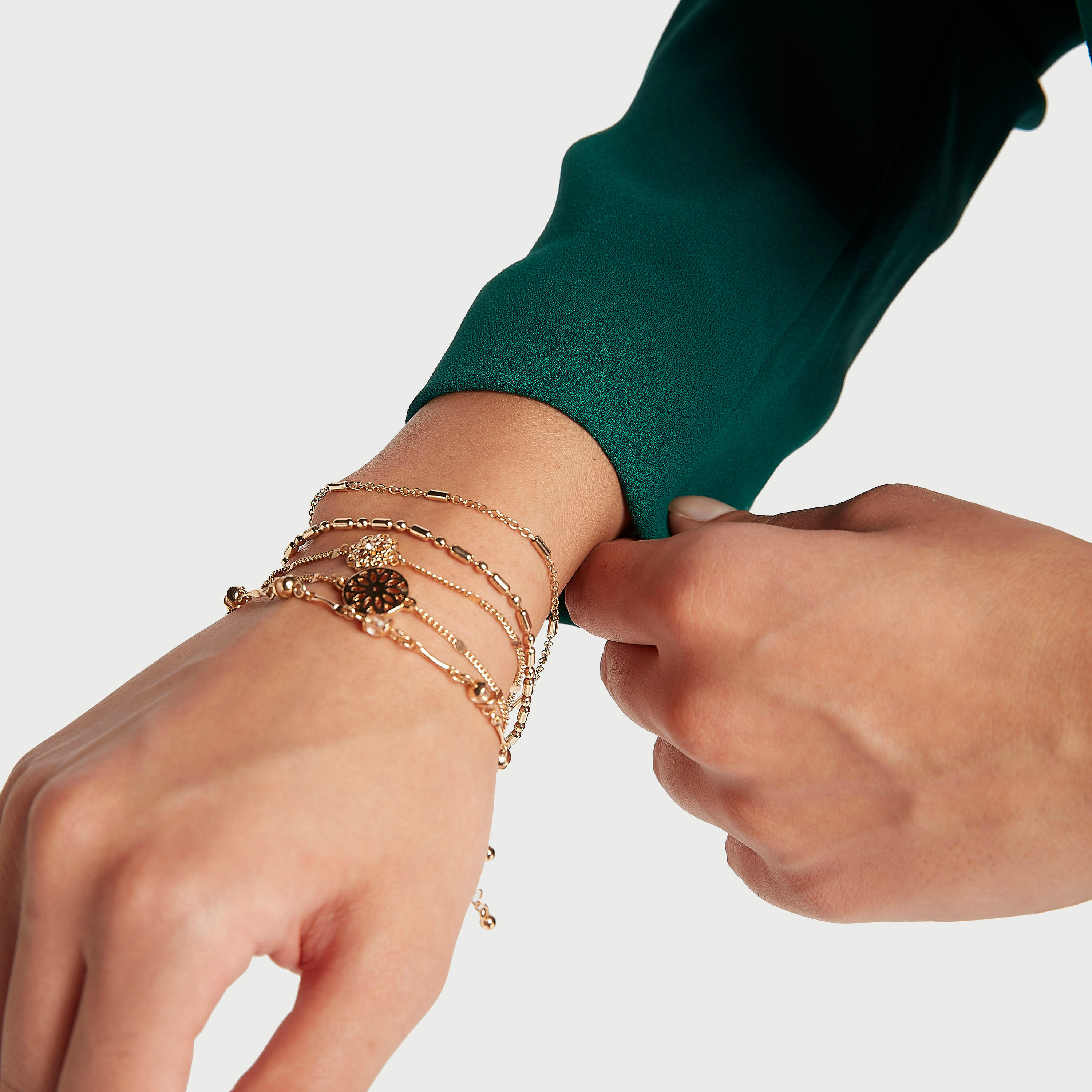 أساور مزيّنة بمشبك إغلاق -  طقم من 5 قطع-women-watchesandjewellery-jewellery-banglesandbracelets-image-2