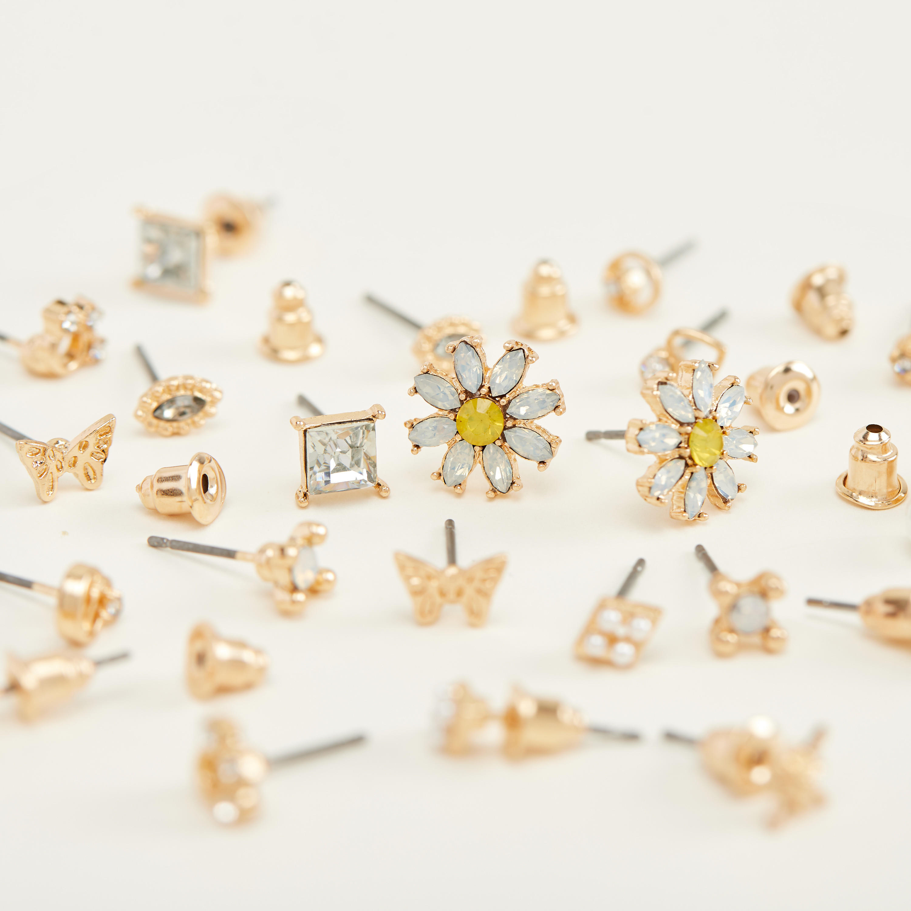 حلقان متنوعة مرصّعة بمكبس إغلاق خلفي - طقم من 12-women-watchesandjewellery-jewellery-earrings-image-3