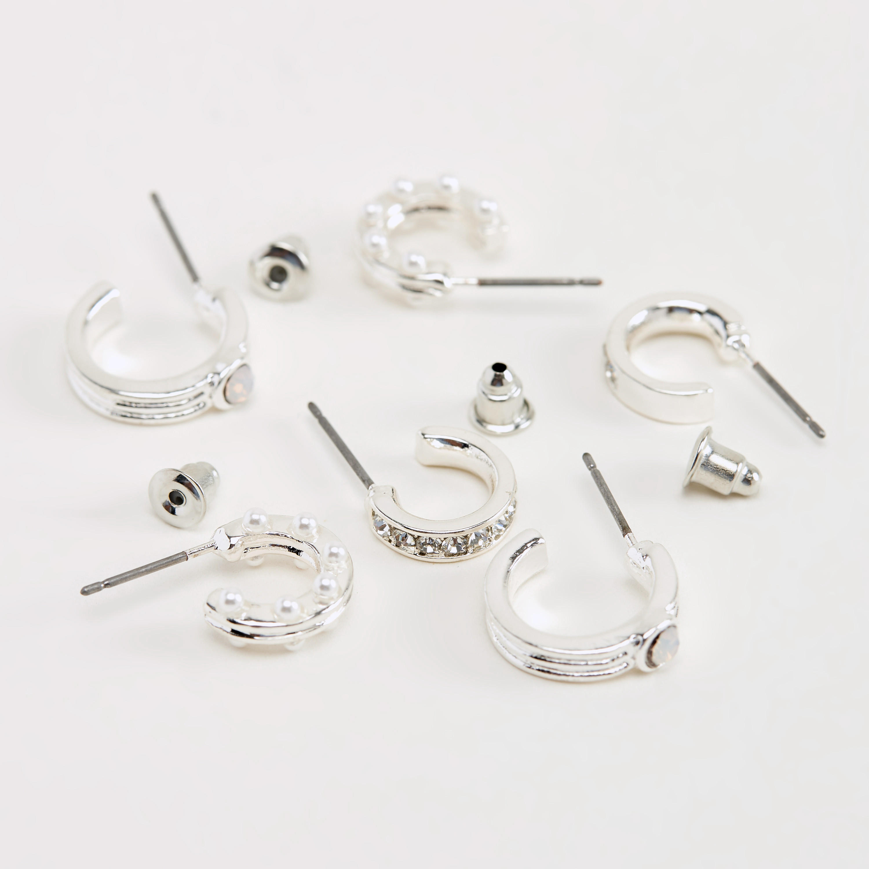 حلقان مزيّنة مرصّعة بمكبس إغلاق خلفي - طقم من 3-women-watchesandjewellery-jewellery-earrings-image-2