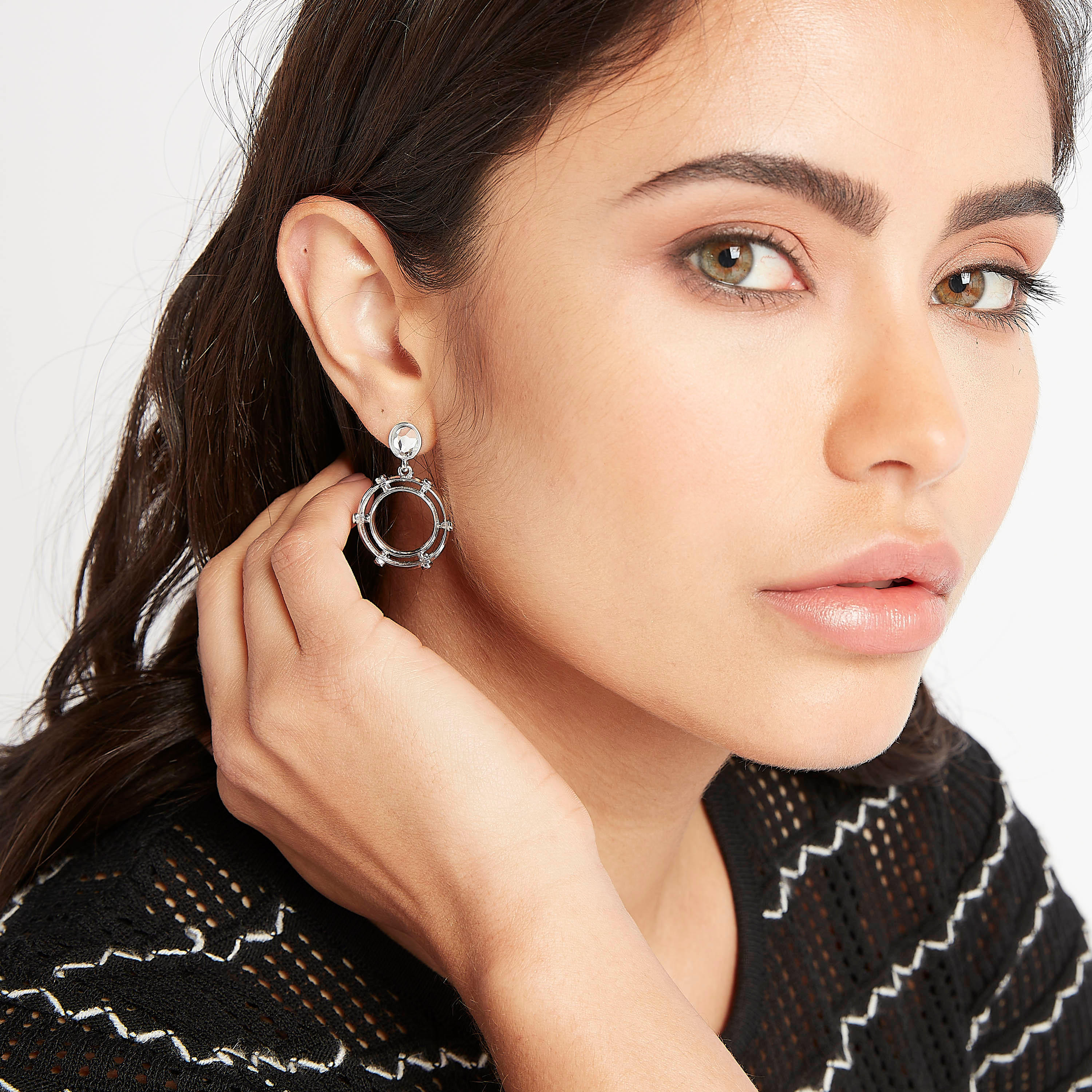 حلقان متدليّة مزيّنة ومكبس إغلاق خلفي-women-watchesandjewellery-jewellery-earrings-image-2