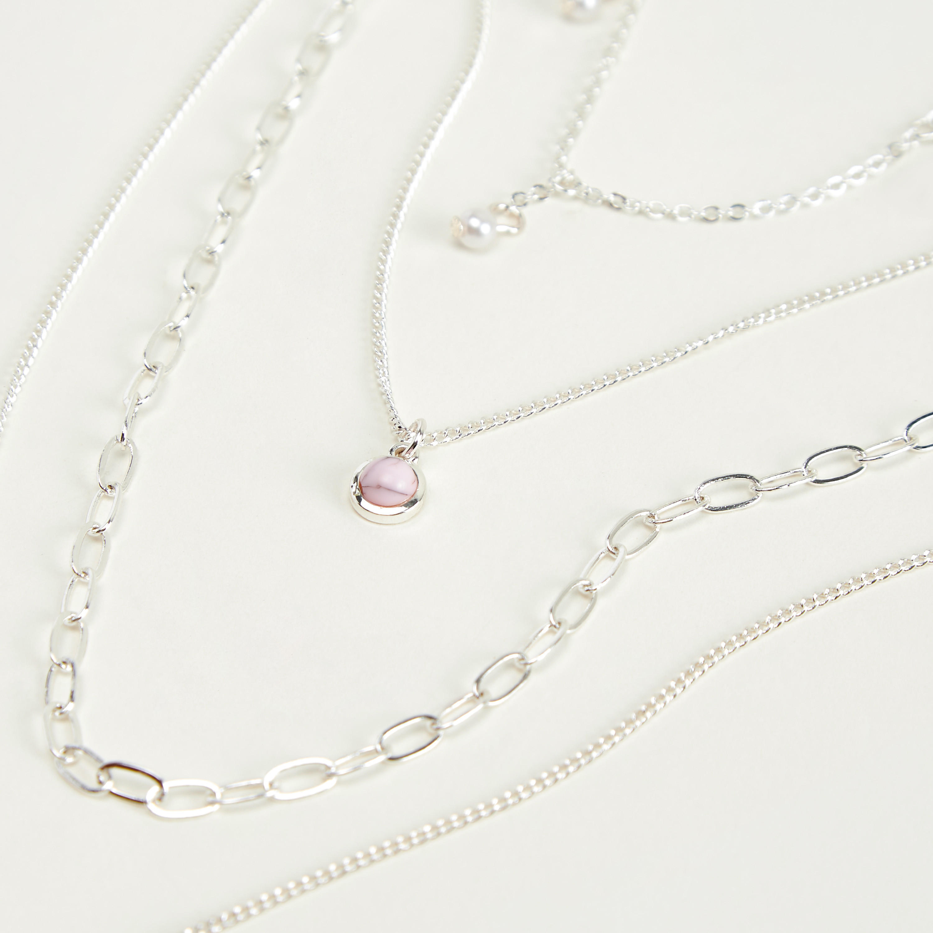 عقد متعدّد الطبقات مزيّن بمشبك إغلاق-women-watchesandjewellery-jewellery-necklacesandpendants-image-3