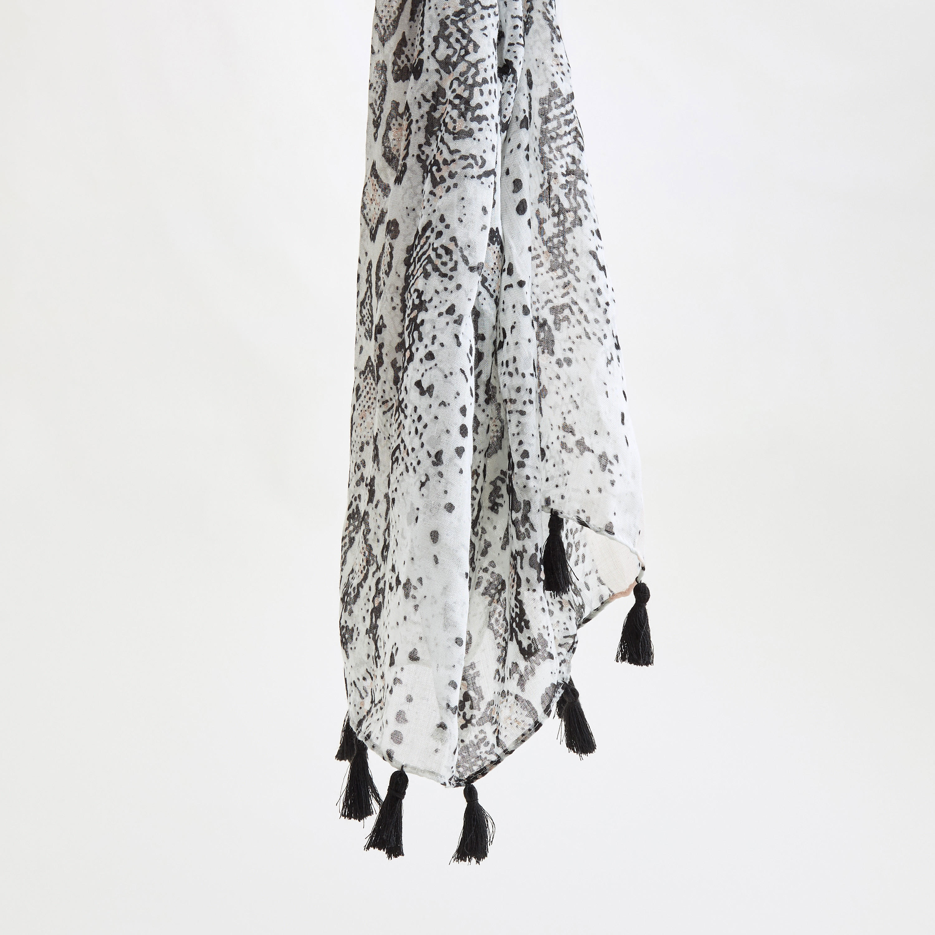وشاح بشرّابات وطبعات-women-clothingaccessories-scarves-image-1