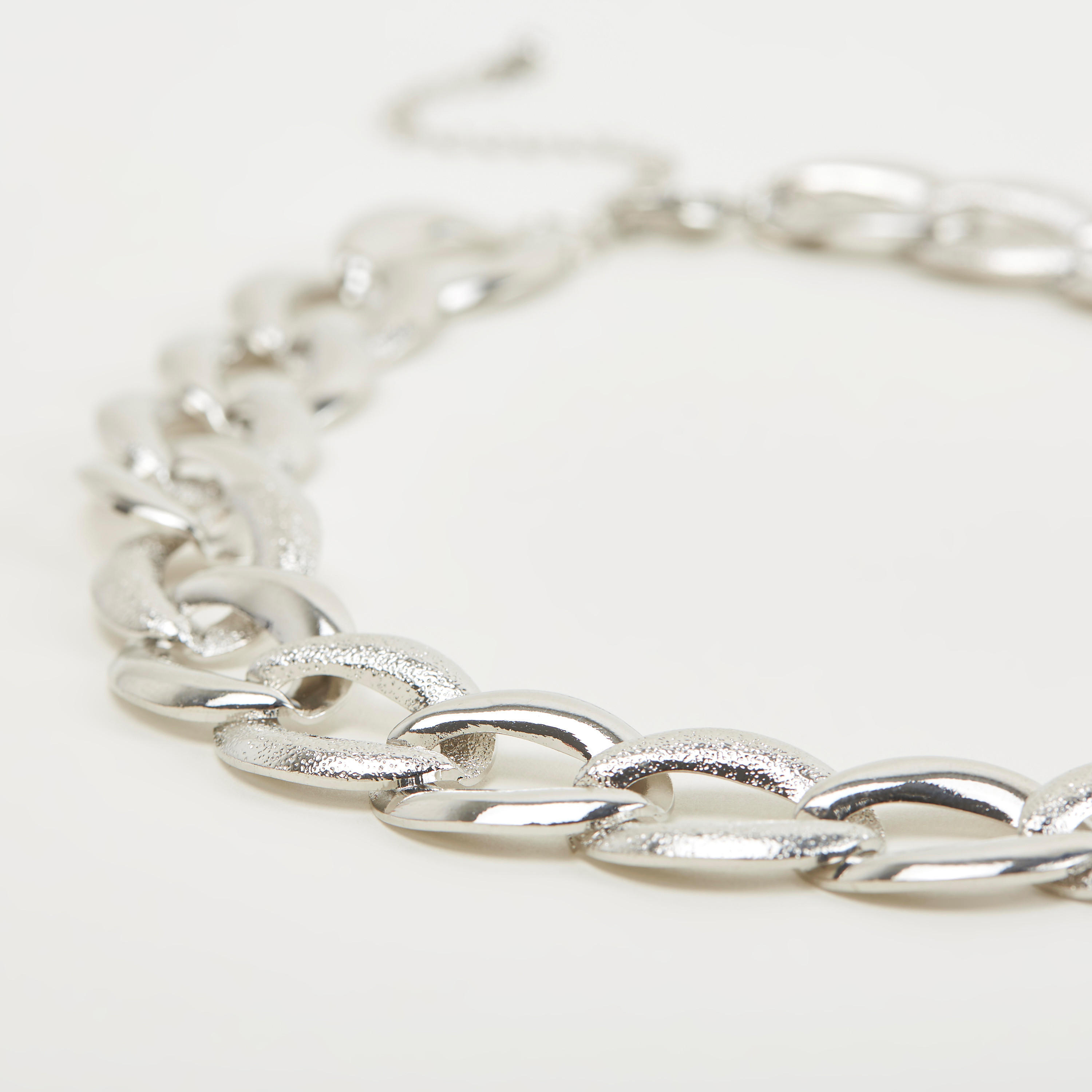 عقد تشوكر بسلسلة ميتاليك ومشبك إغلاق-women-watchesandjewellery-jewellery-necklacesandpendants-image-3