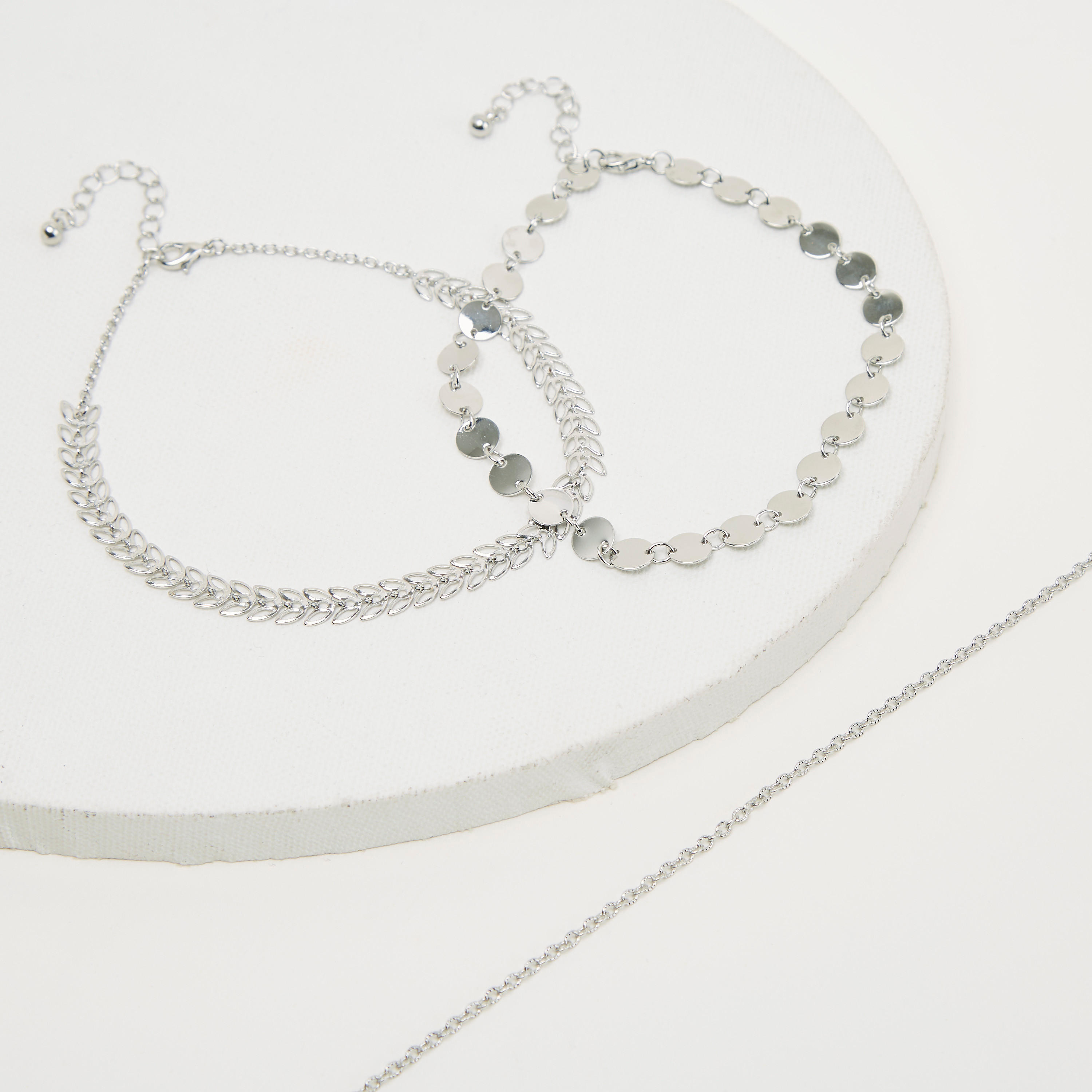 خلخال ميتاليك مزيّن بمشبك إغلاق - طقم من 3-women-watchesandjewellery-jewellery-anklets-image-5