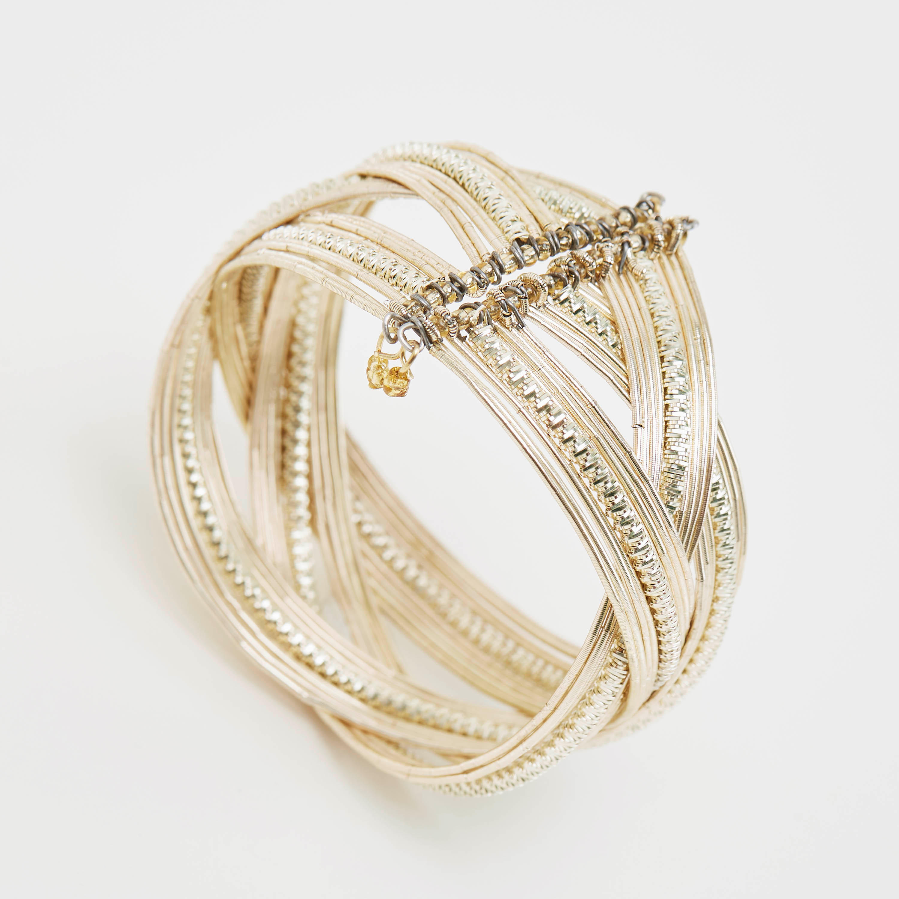 سوار ميتاليك بتصاميم متقاطعة-women-watchesandjewellery-jewellery-banglesandbracelets-image-3