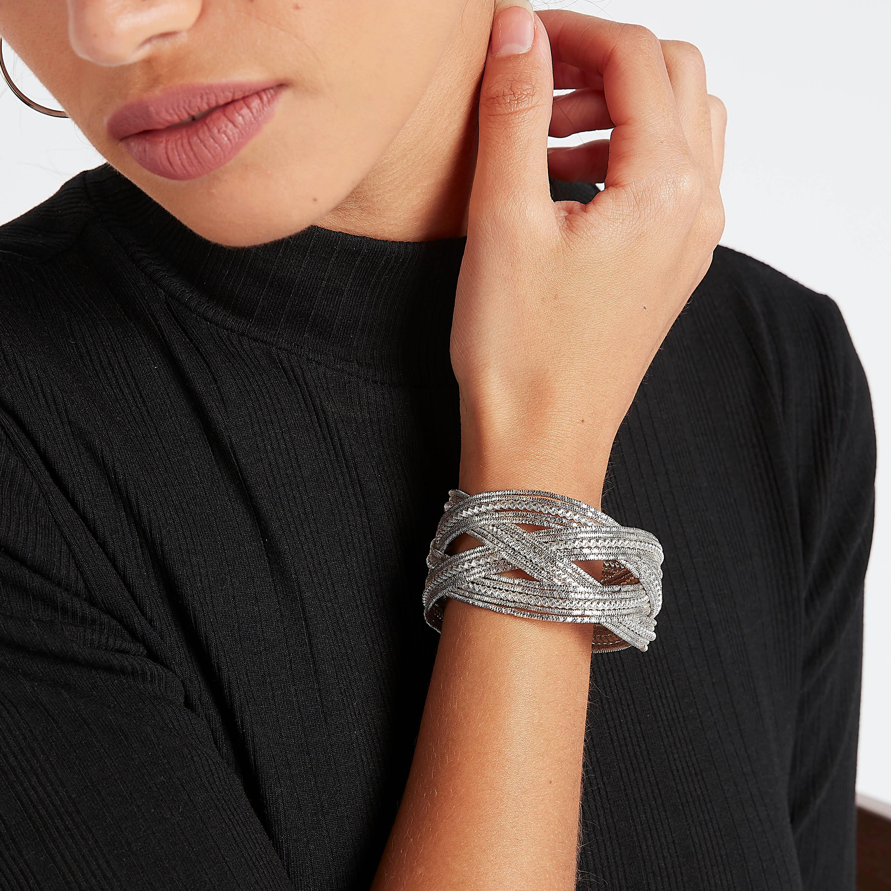 سوار ميتاليك بتصاميم متقاطعة-women-watchesandjewellery-jewellery-banglesandbracelets-image-2