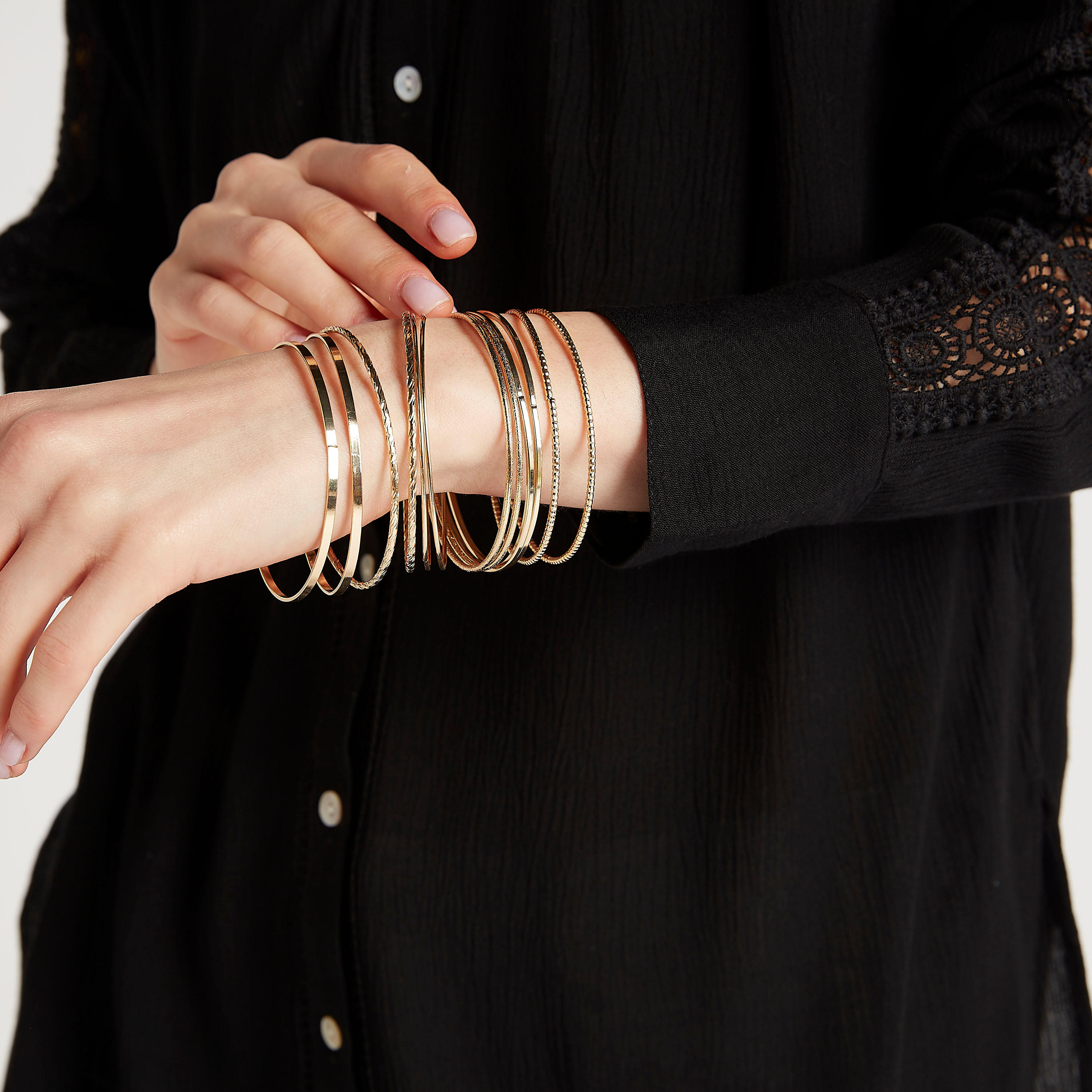 أساور ميتاليك بارزة الملمس - طقم من 12-women-watchesandjewellery-jewellery-banglesandbracelets-image-2