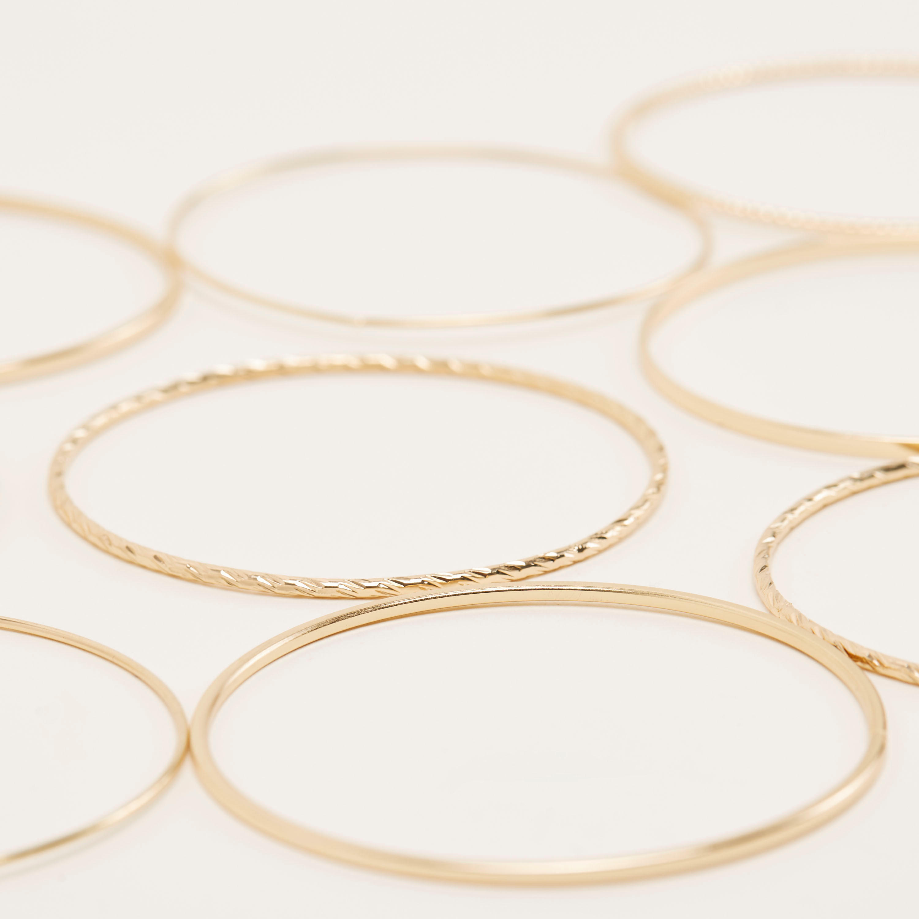 أساور ميتاليك بارزة الملمس - طقم من 12-women-watchesandjewellery-jewellery-banglesandbracelets-image-3