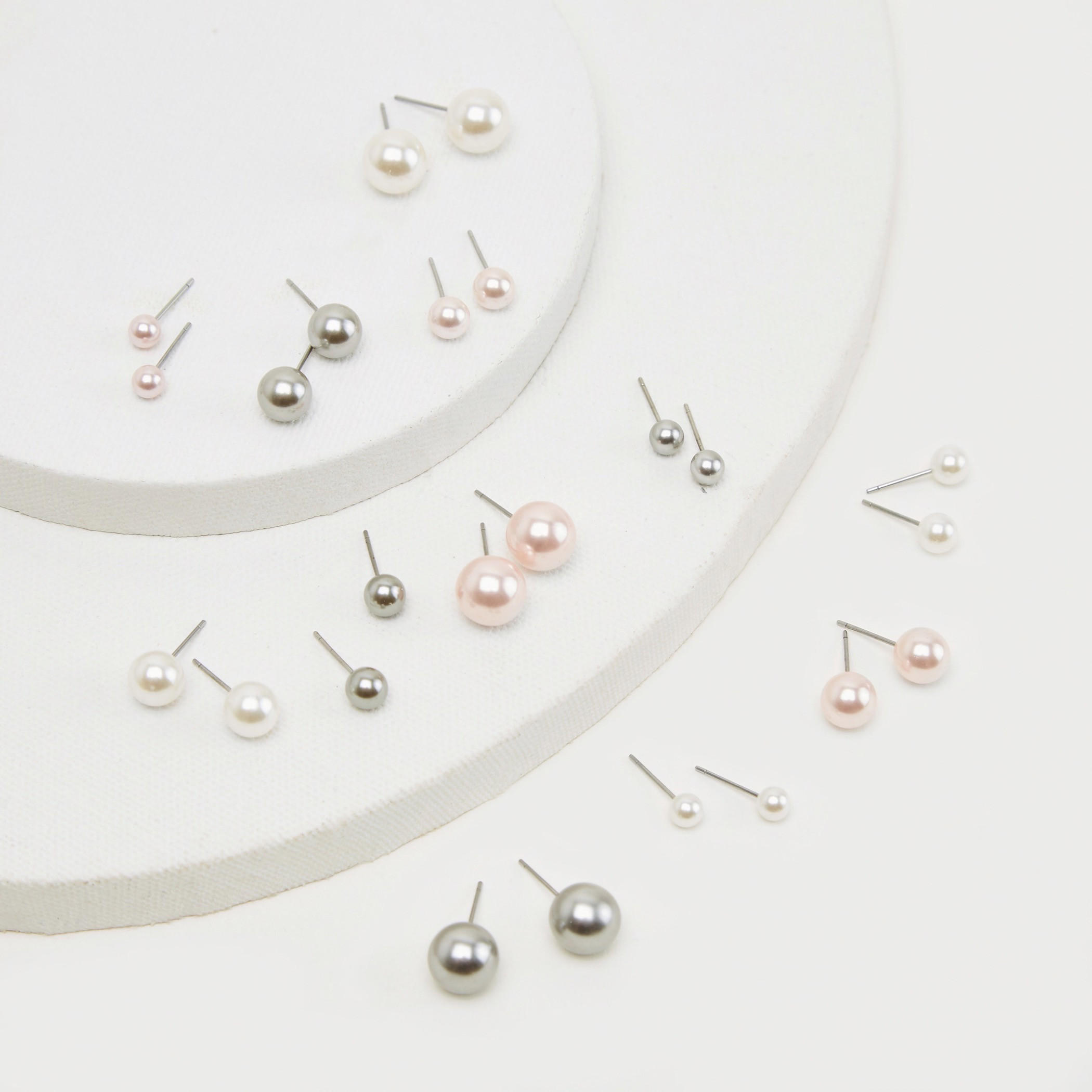حلقان مرصّعة بتزيينات ومكبس إغلاق خلفي - طقم من 12-women-watchesandjewellery-jewellery-earrings-image-4