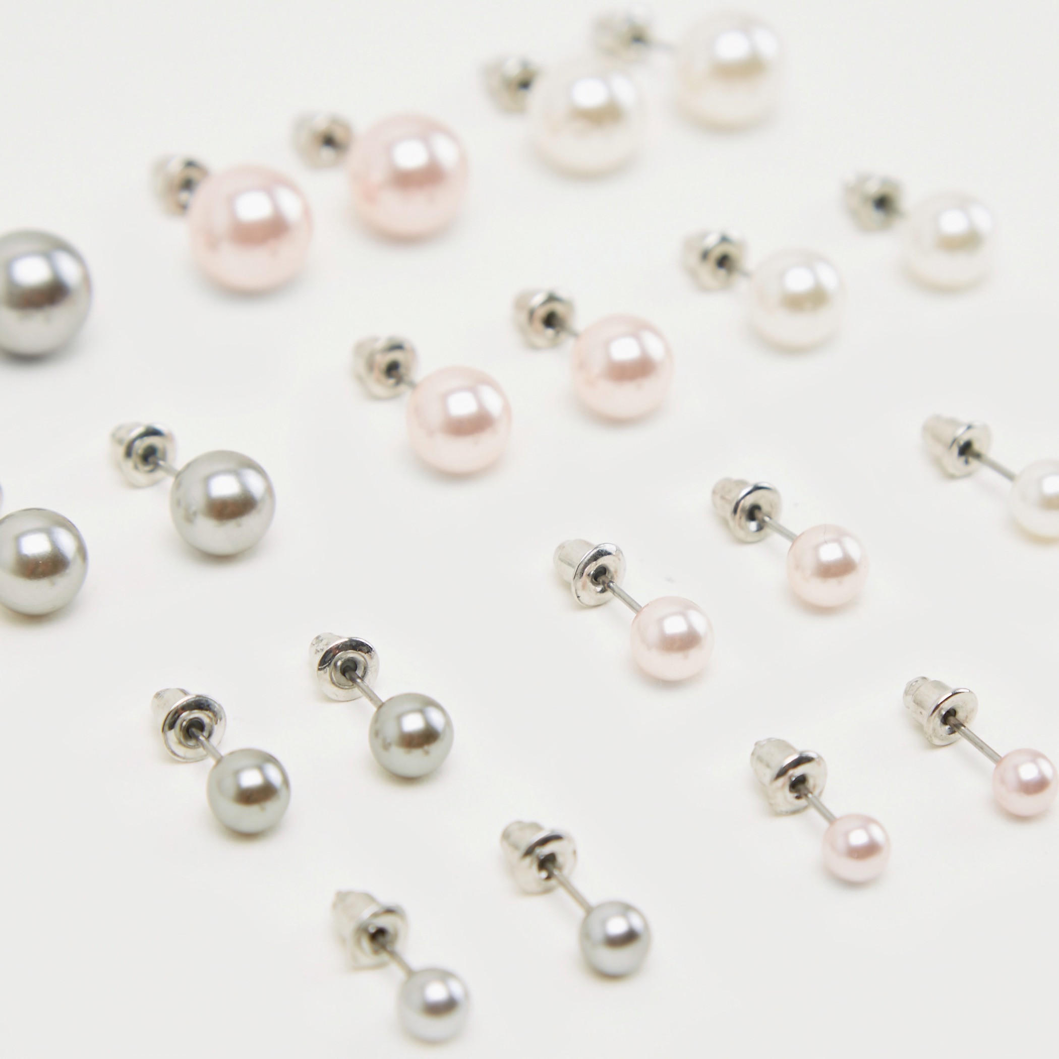 حلقان مرصّعة بتزيينات ومكبس إغلاق خلفي - طقم من 12-women-watchesandjewellery-jewellery-earrings-image-5