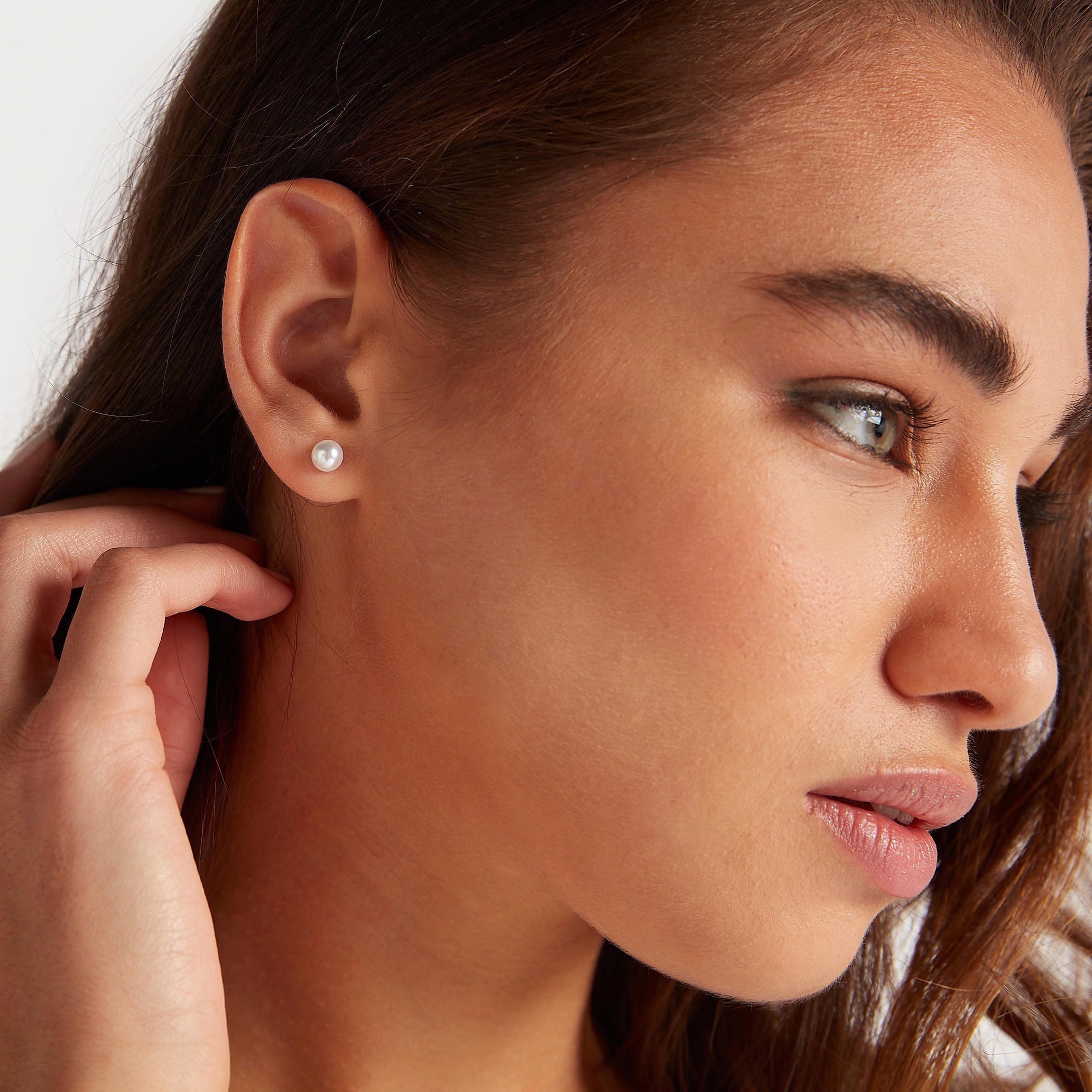 حلقان مرصّعة بتزيينات ومكبس إغلاق خلفي - طقم من 12-women-watchesandjewellery-jewellery-earrings-image-2