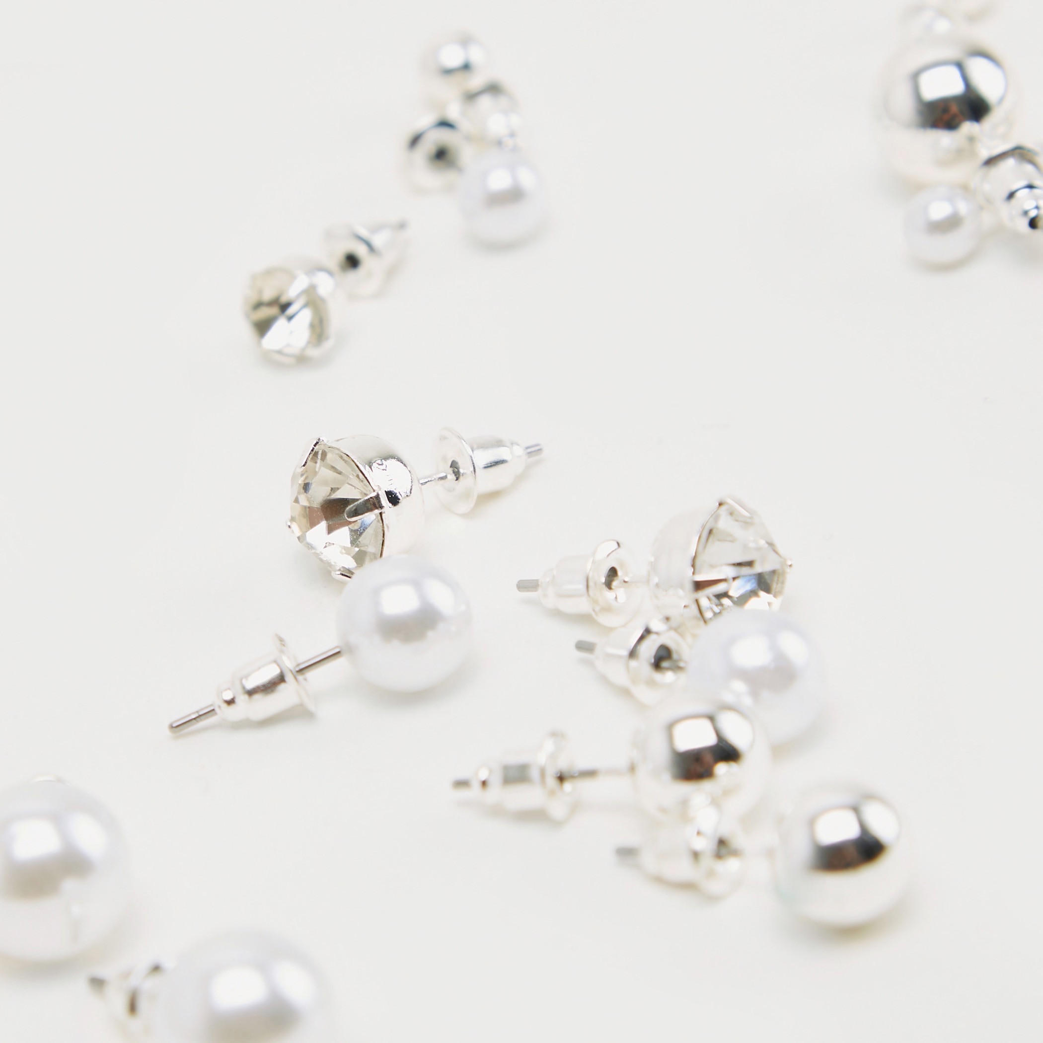 حلقان مرصّعة بتزيينات ومكبس إغلاق خلفي - طقم من 12-women-watchesandjewellery-jewellery-earrings-image-3