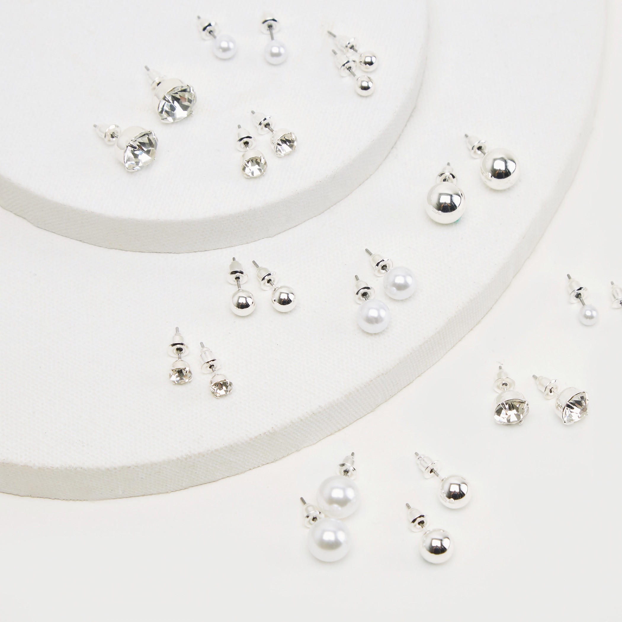 حلقان مرصّعة بتزيينات ومكبس إغلاق خلفي - طقم من 12-women-watchesandjewellery-jewellery-earrings-image-4