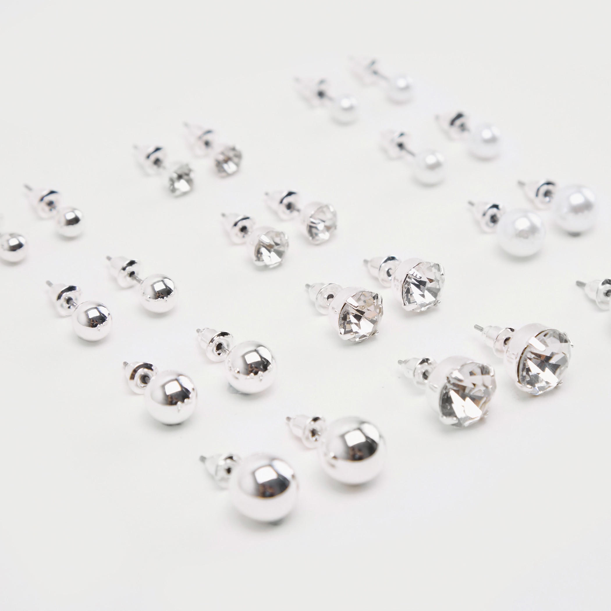 حلقان مرصّعة بتزيينات ومكبس إغلاق خلفي - طقم من 12-women-watchesandjewellery-jewellery-earrings-image-5
