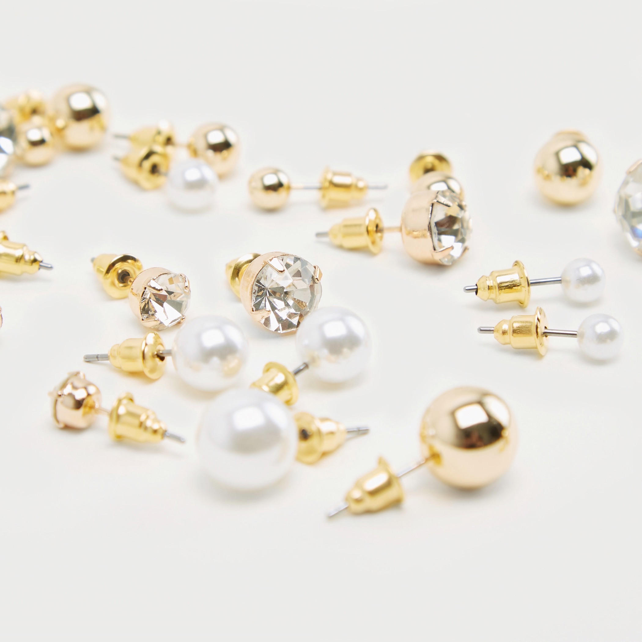 حلقان مرصّعة بتزيينات ومكبس إغلاق خلفي - طقم من 12-women-watchesandjewellery-jewellery-earrings-image-3