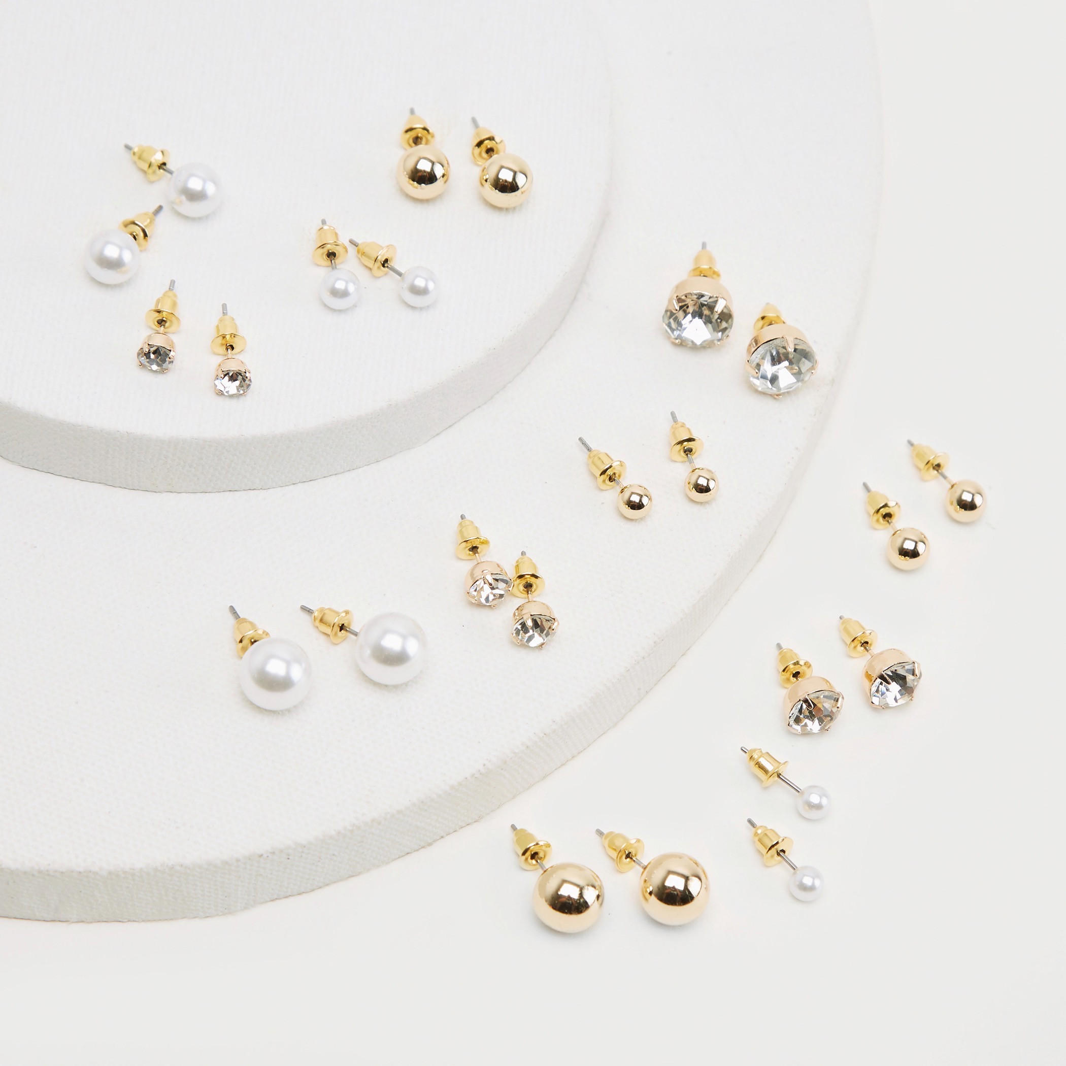 حلقان مرصّعة بتزيينات ومكبس إغلاق خلفي - طقم من 12-women-watchesandjewellery-jewellery-earrings-image-4