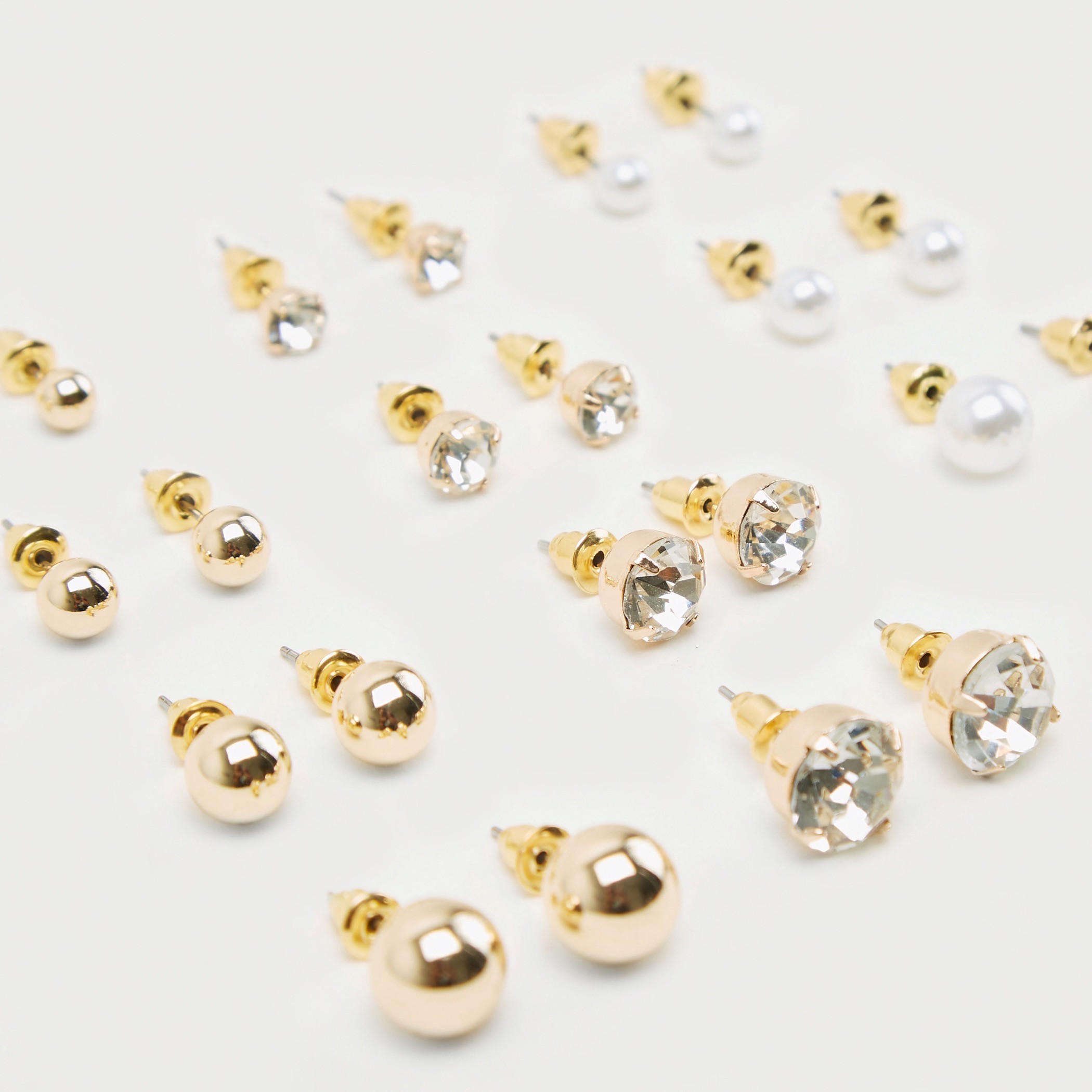 حلقان مرصّعة بتزيينات ومكبس إغلاق خلفي - طقم من 12-women-watchesandjewellery-jewellery-earrings-image-5