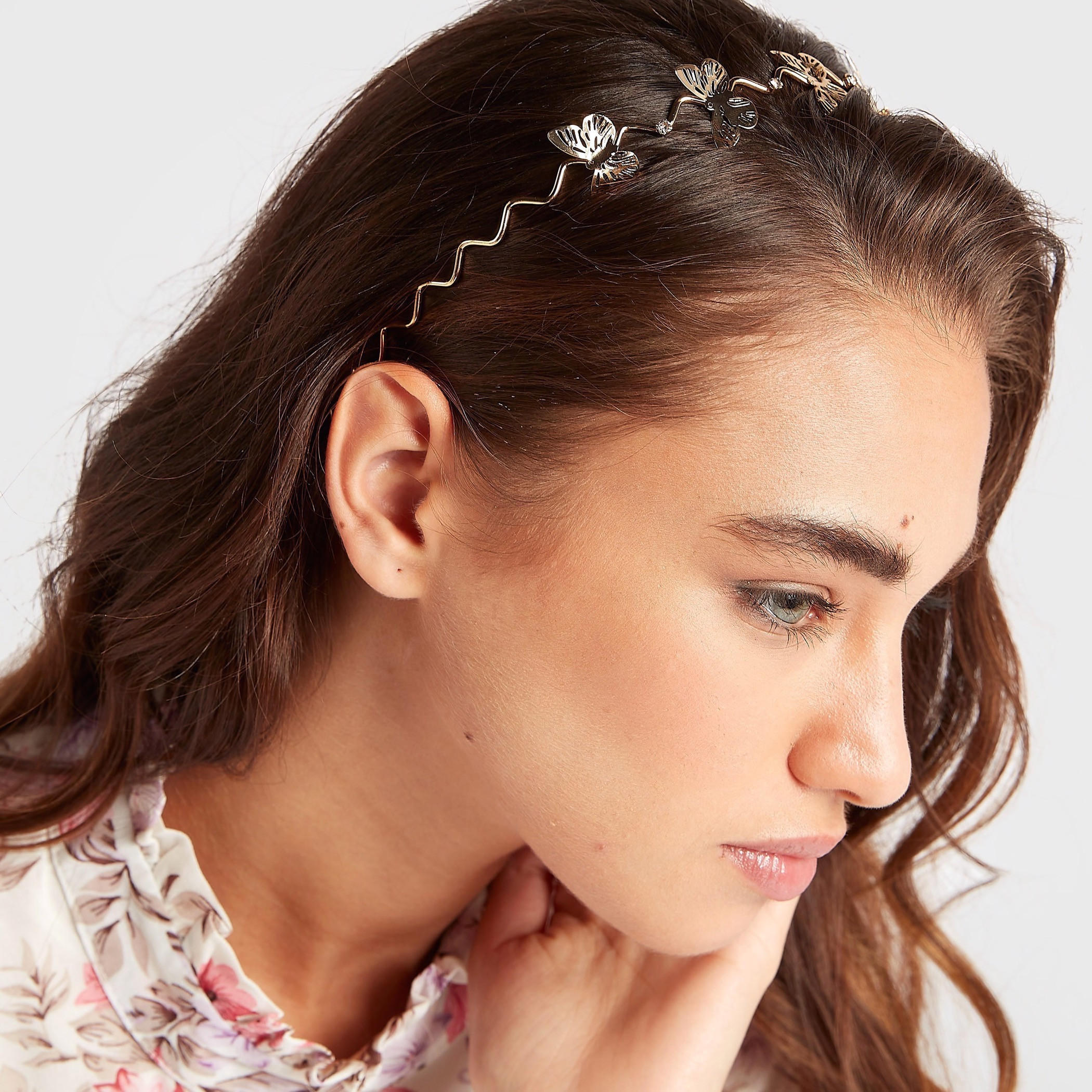 شريطة شعر بتصميم متموّج وزينة فراشة-women-hairaccessories-image-2