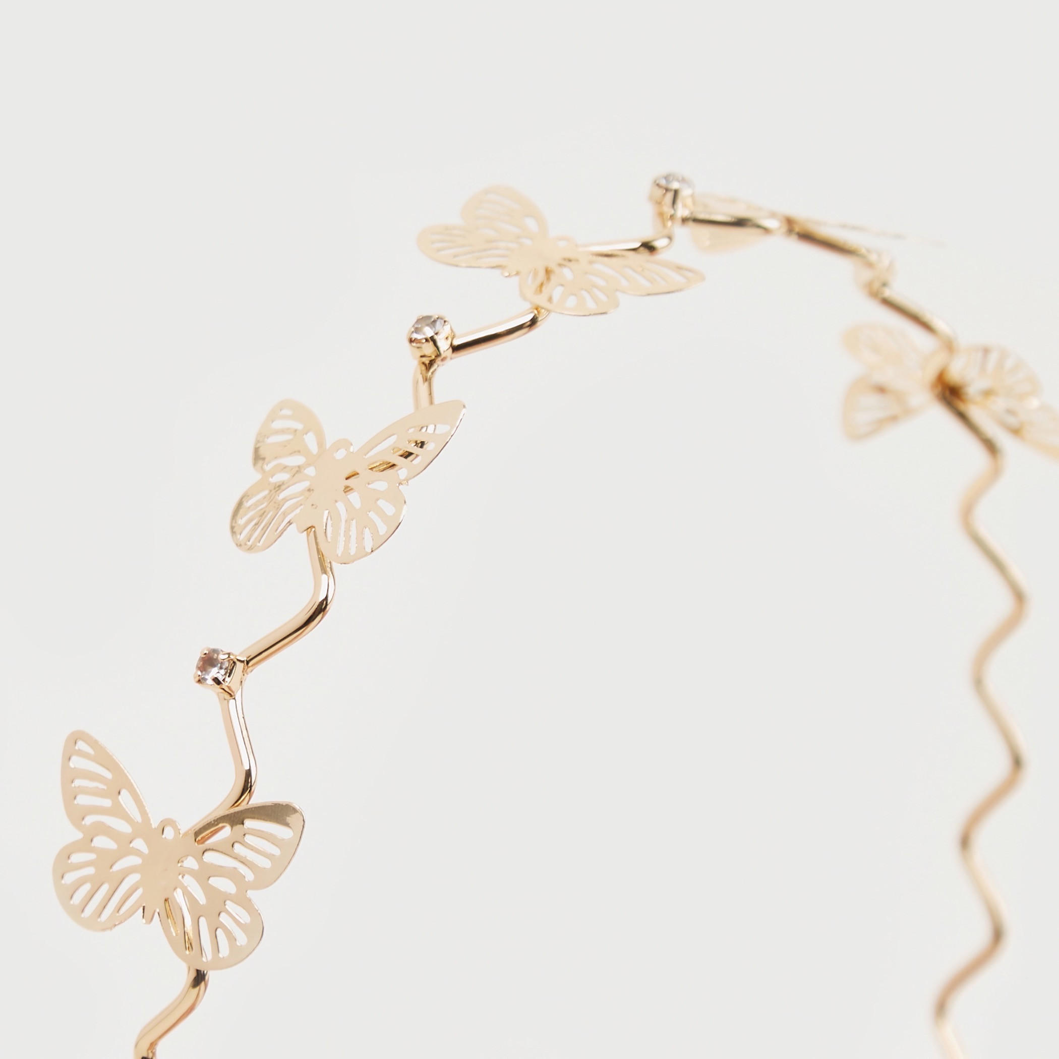 شريطة شعر بتصميم متموّج وزينة فراشة-women-hairaccessories-image-3
