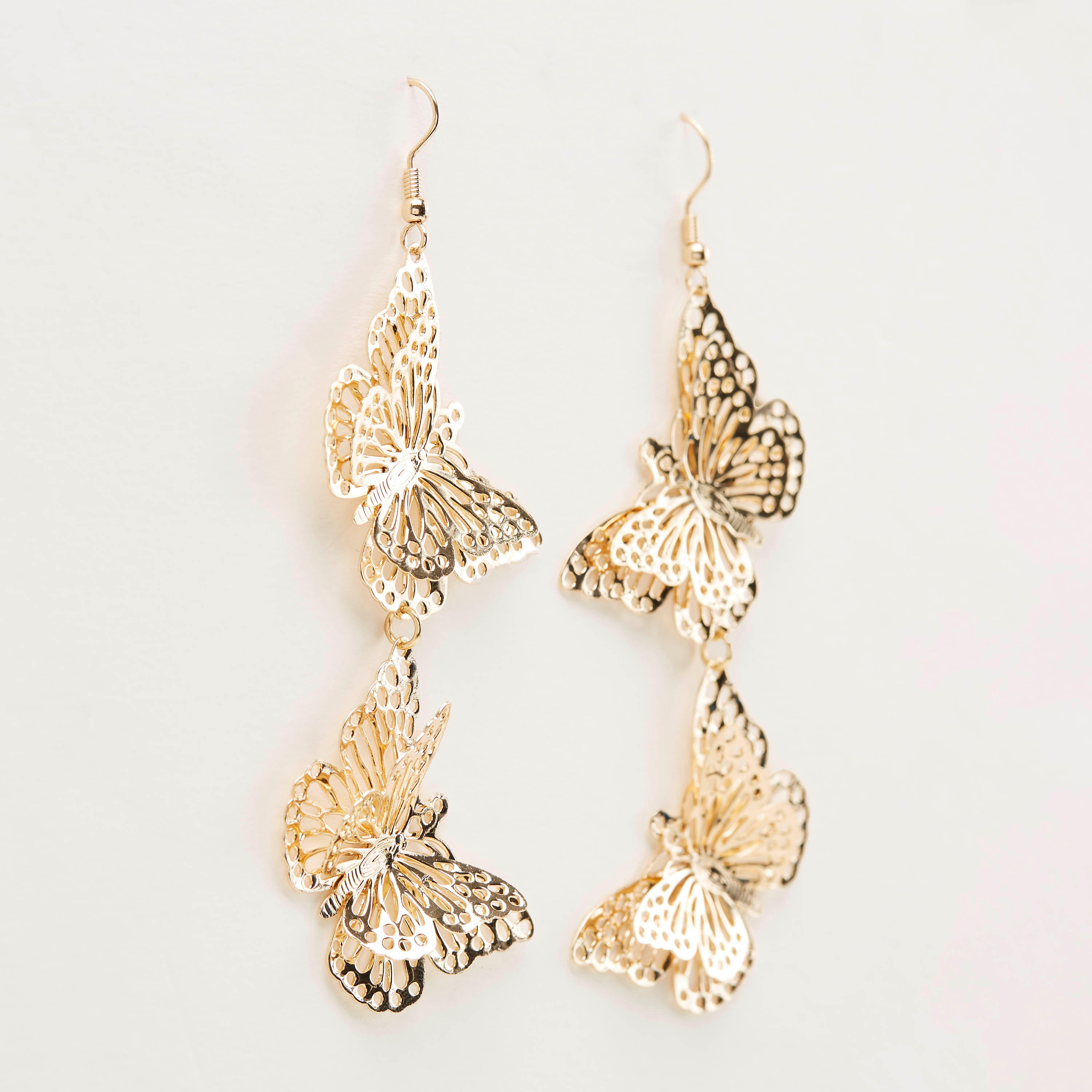حلقان ميتاليك متدليّة بتصميم فراشة-women-watchesandjewellery-jewellery-earrings-image-5