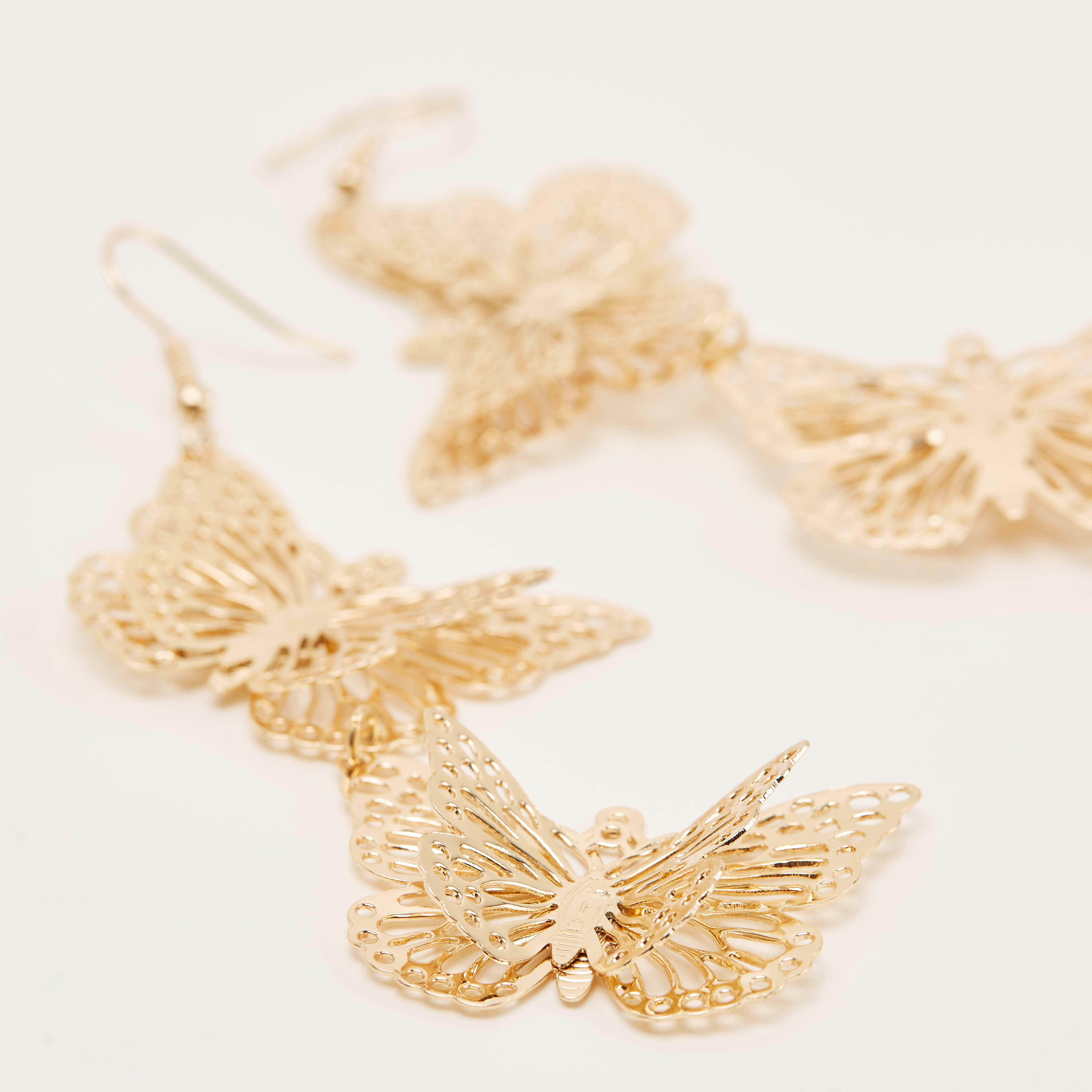 حلقان ميتاليك متدليّة بتصميم فراشة-women-watchesandjewellery-jewellery-earrings-image-3