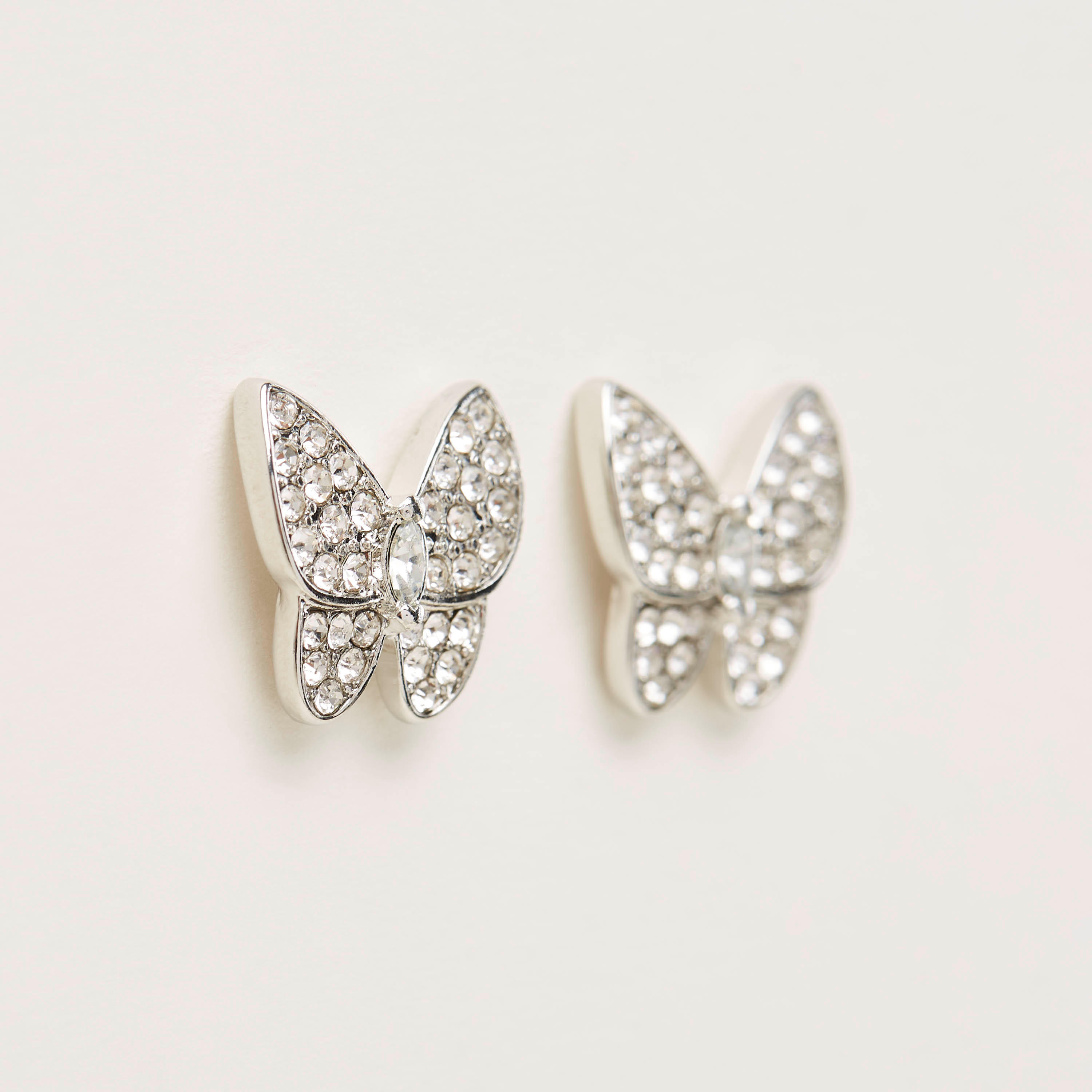 حلقان مرصّعة بتزيينات فراشة مع مشبك إغلاق خلفي-women-watchesandjewellery-jewellery-earrings-image-1