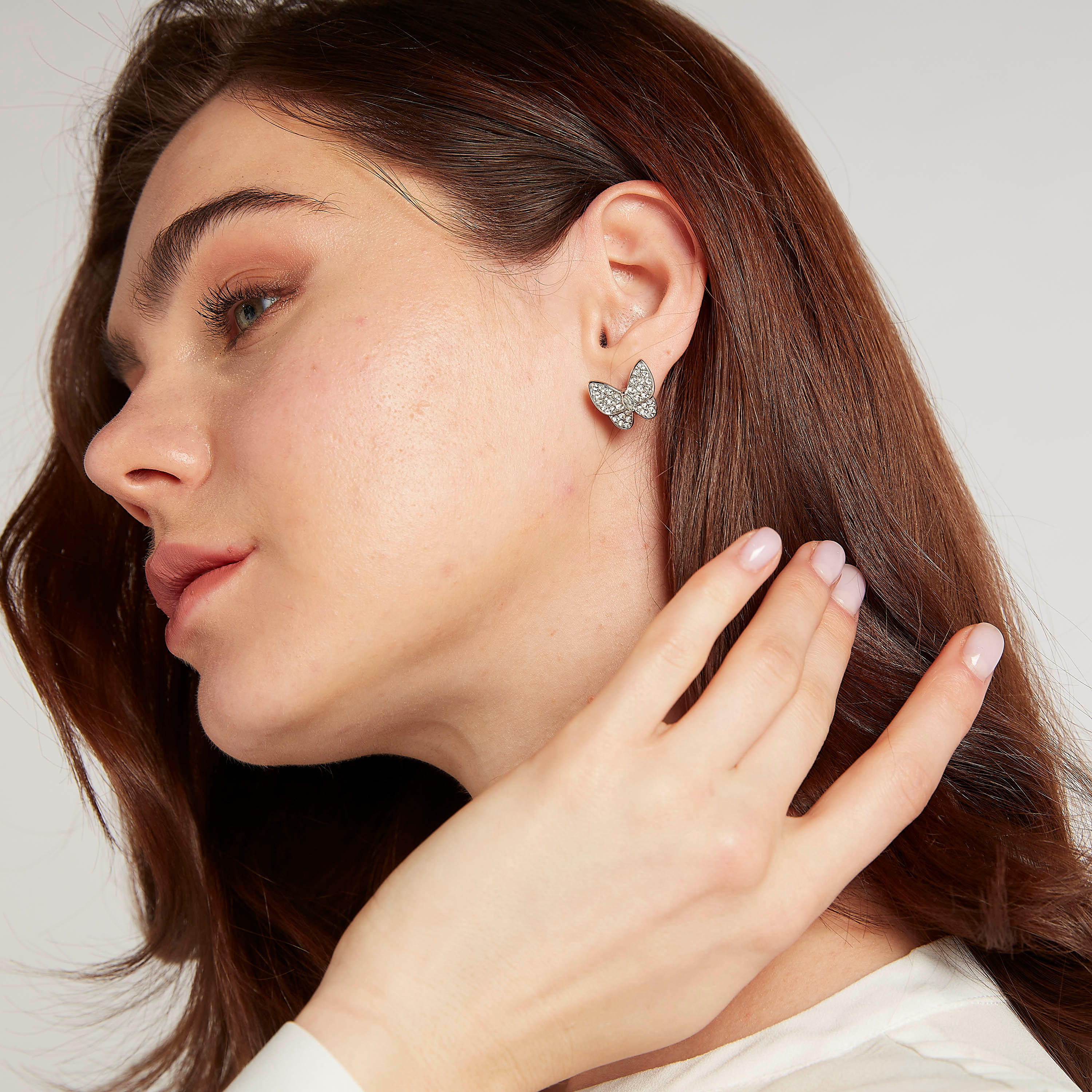 حلقان مرصّعة بتزيينات فراشة مع مشبك إغلاق خلفي-women-watchesandjewellery-jewellery-earrings-image-2