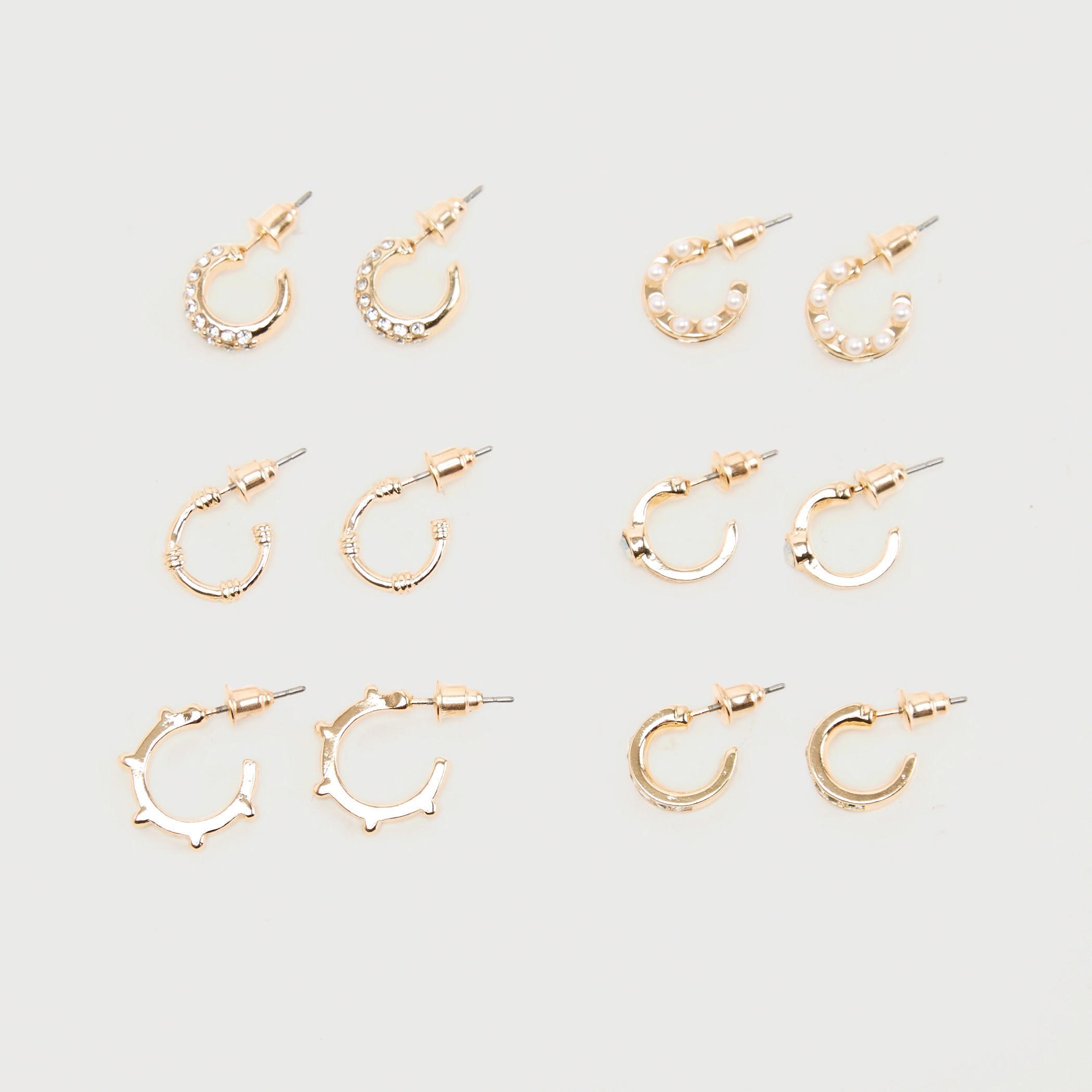 حلقان مرصّعة بتزيينات ومكبس إغلاق خلفي - طقم من 6-women-watchesandjewellery-jewellery-earrings-image-1