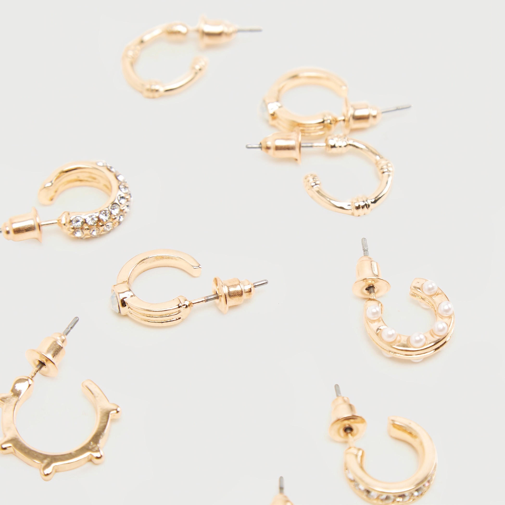 حلقان مرصّعة بتزيينات ومكبس إغلاق خلفي - طقم من 6-women-watchesandjewellery-jewellery-earrings-image-3