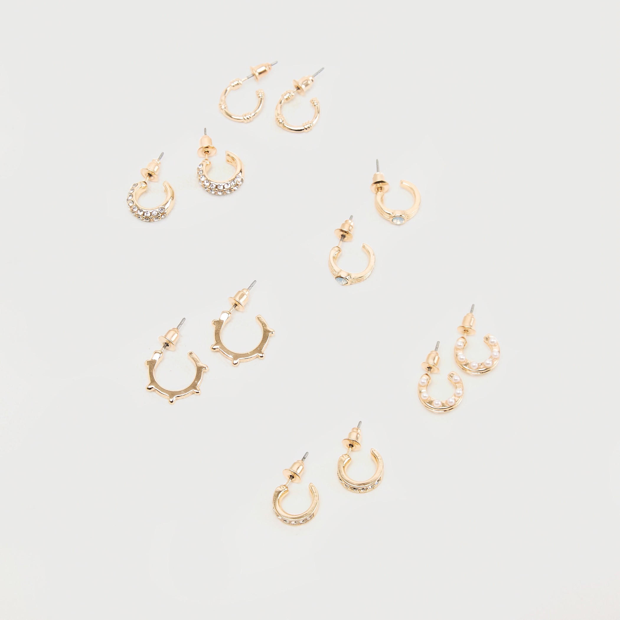 حلقان مرصّعة بتزيينات ومكبس إغلاق خلفي - طقم من 6-women-watchesandjewellery-jewellery-earrings-image-4