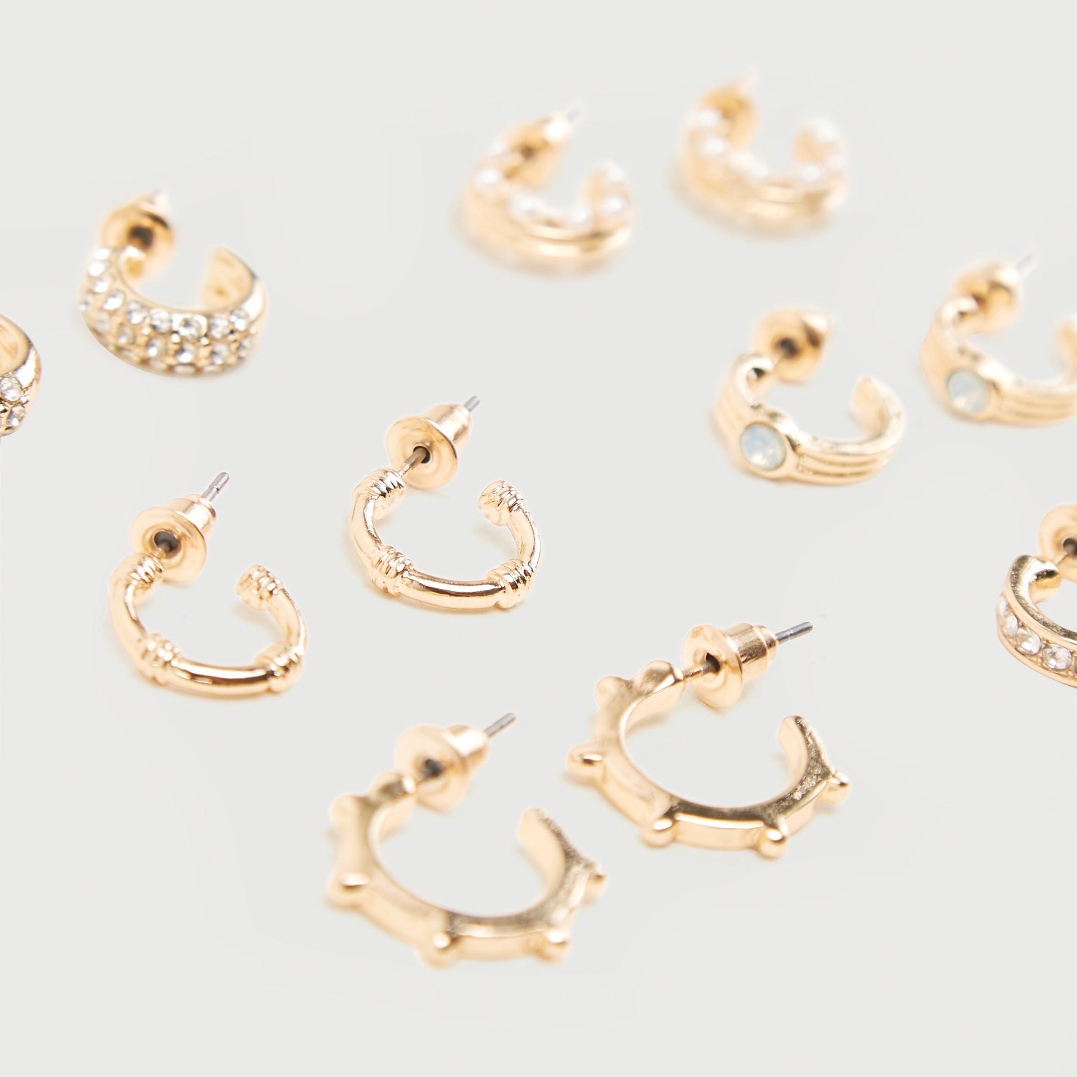 حلقان مرصّعة بتزيينات ومكبس إغلاق خلفي - طقم من 6-women-watchesandjewellery-jewellery-earrings-image-5