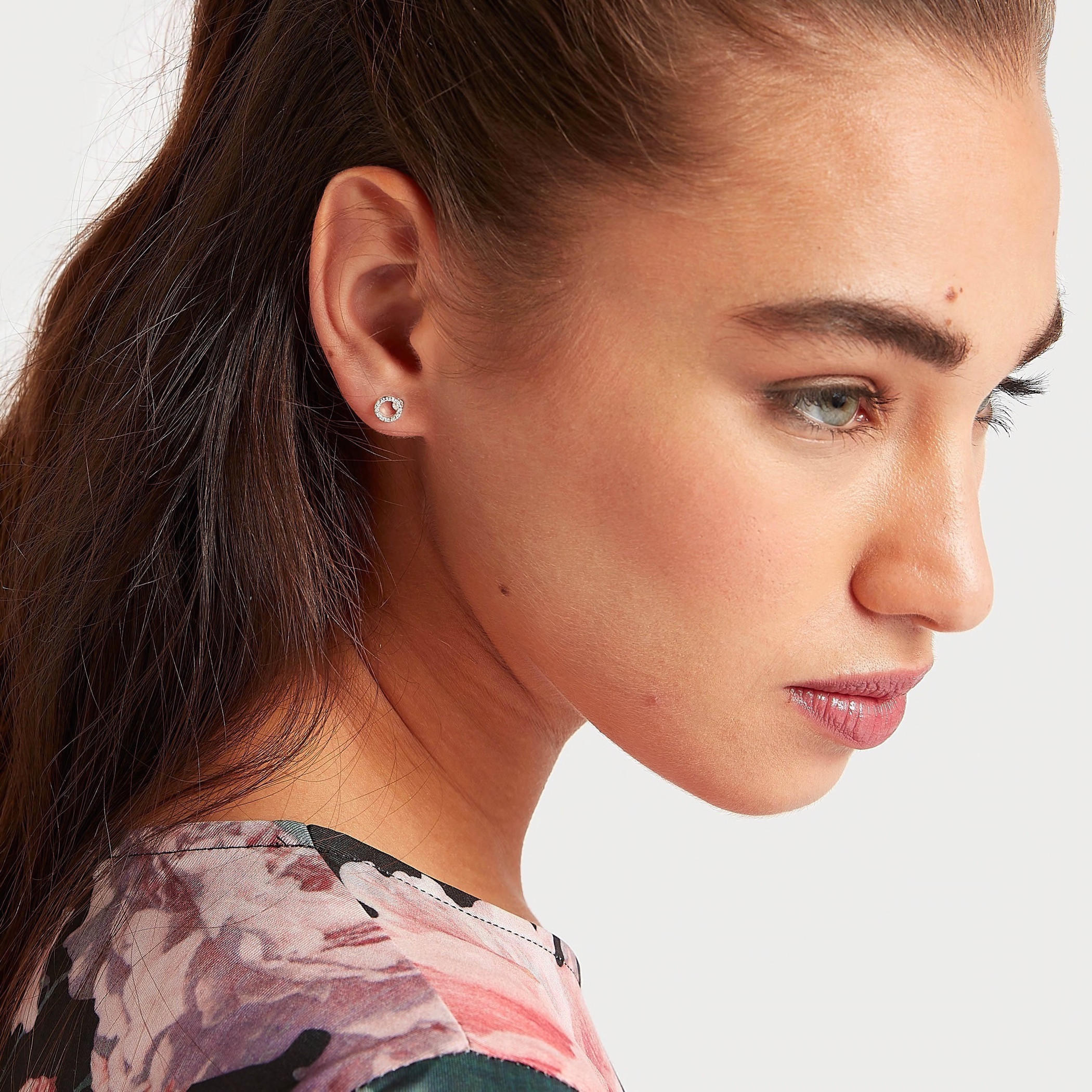 حلقان مرصّعة بتزيينات ومكبس إغلاق خلفي - طقم من 12-women-watchesandjewellery-jewellery-earrings-image-2