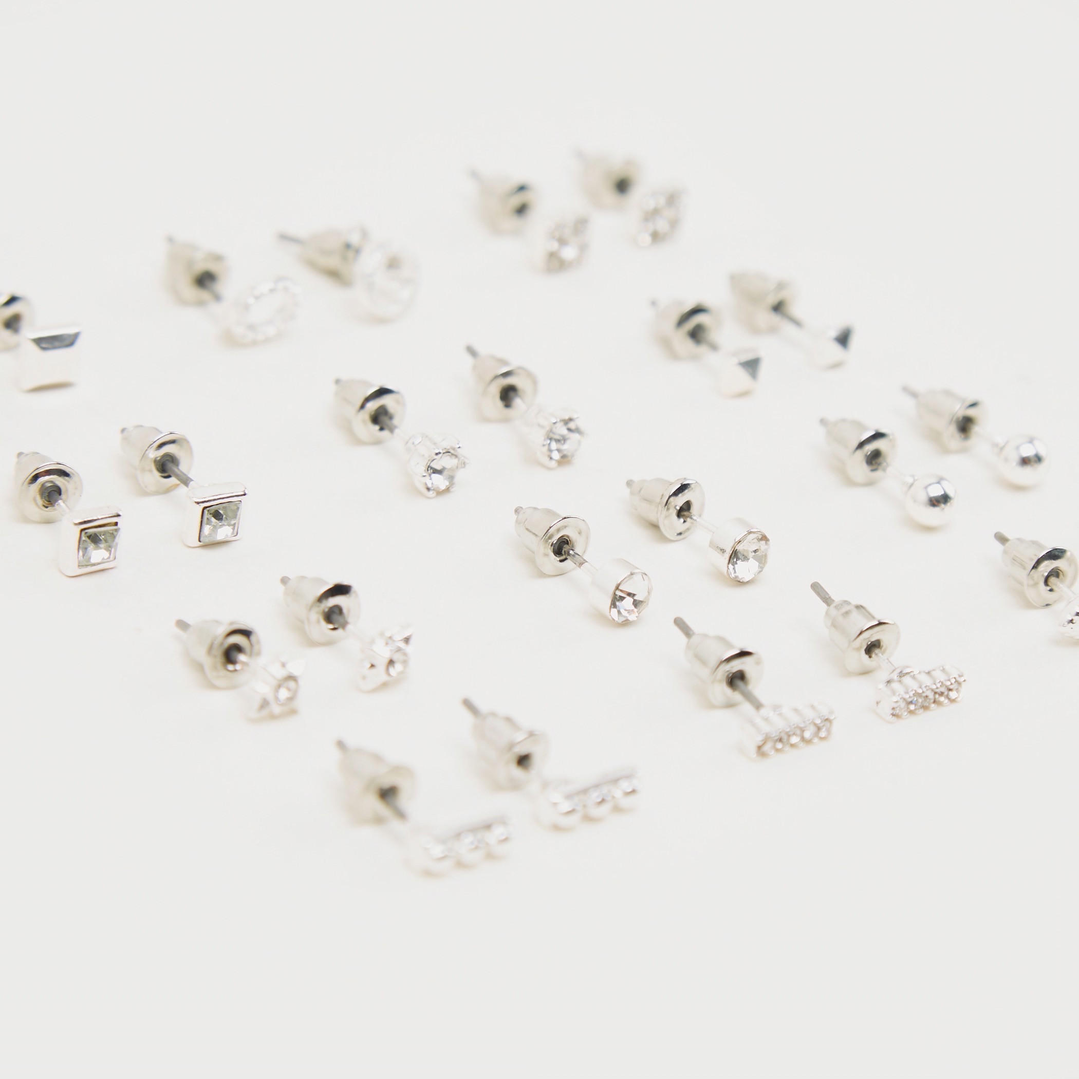حلقان مرصّعة بتزيينات ومكبس إغلاق خلفي - طقم من 12-women-watchesandjewellery-jewellery-earrings-image-5