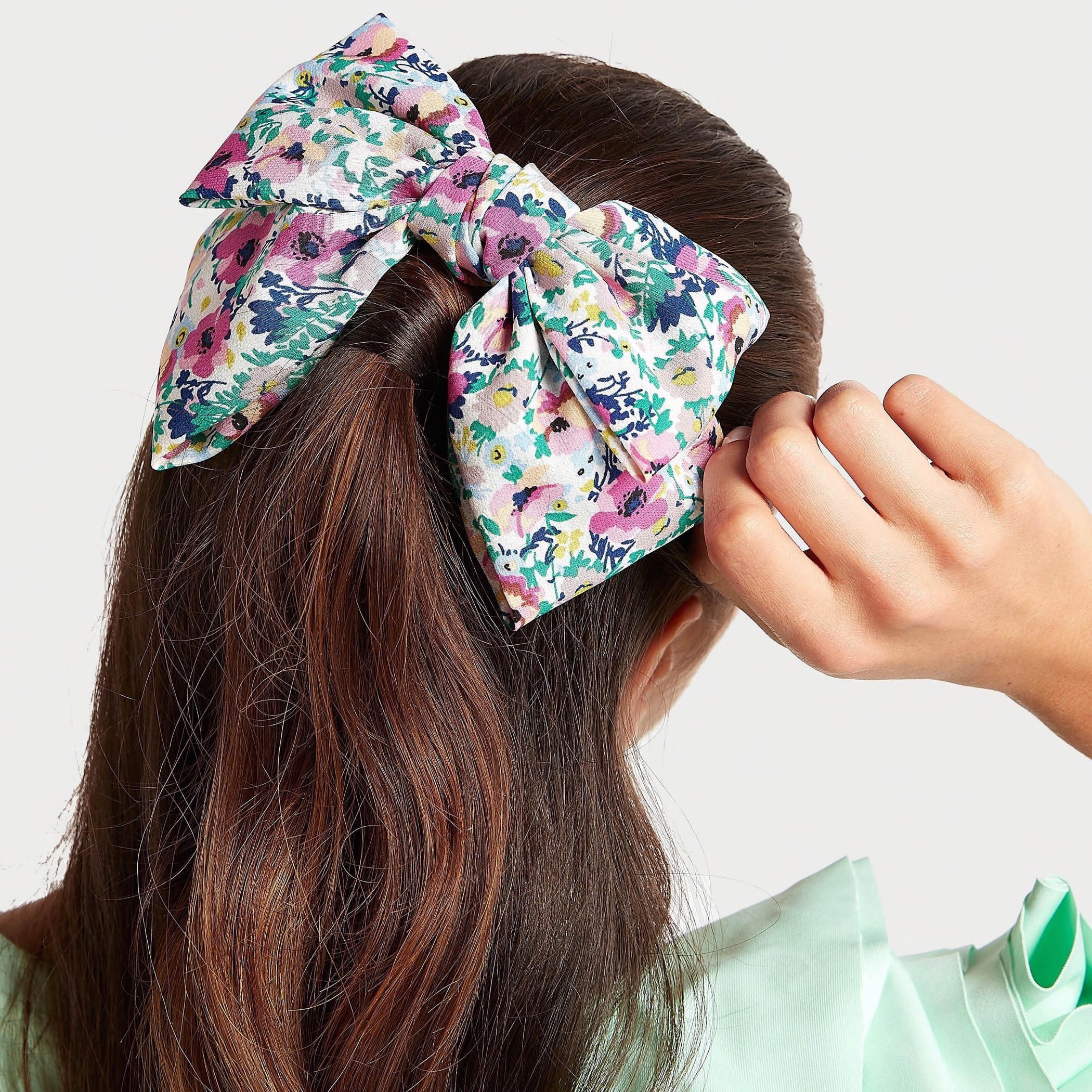 مشبك بتصميم فيونكة وطبعات أزهار-women-hairaccessories-image-2