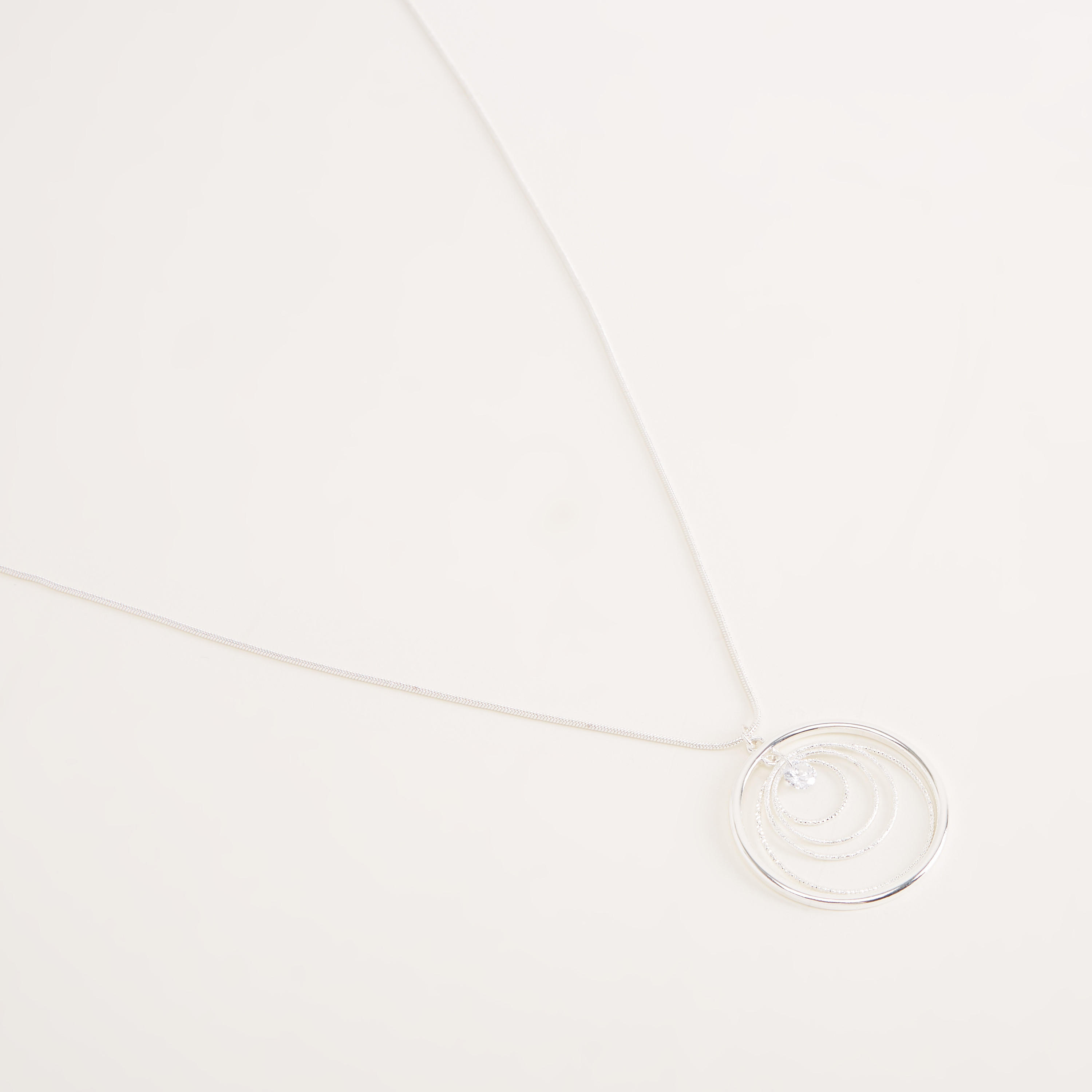 عقد مزيّن بدلاية ومشبك إغلاق-women-watchesandjewellery-jewellery-necklacesandpendants-image-1