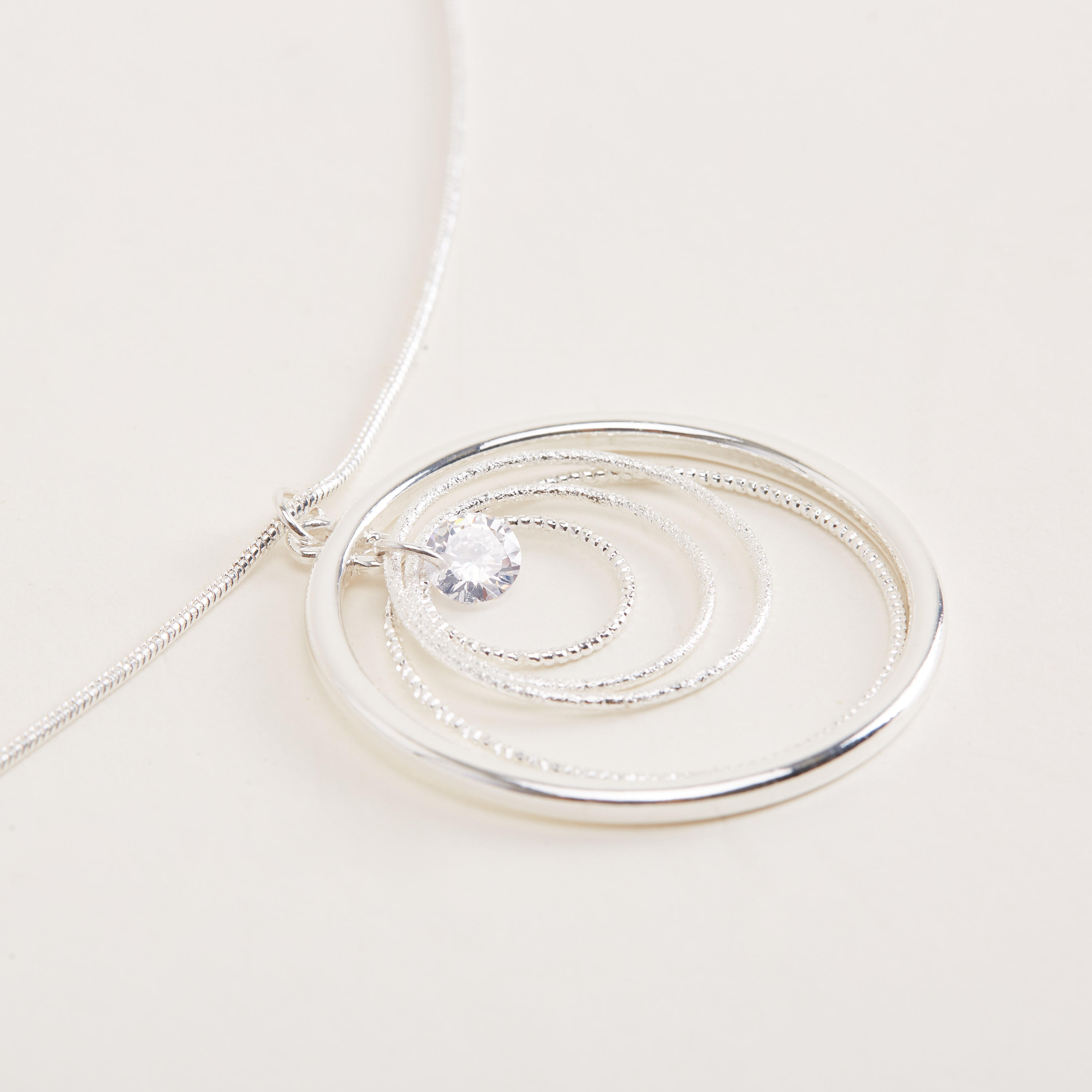 عقد مزيّن بدلاية ومشبك إغلاق-women-watchesandjewellery-jewellery-necklacesandpendants-image-3