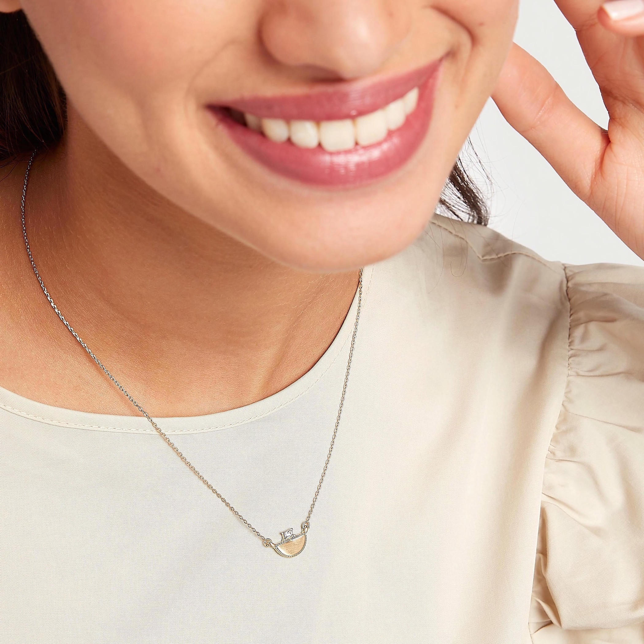 عقد مزيّن بدلاية ومشبك إغلاق-women-watchesandjewellery-jewellery-necklacesandpendants-image-2