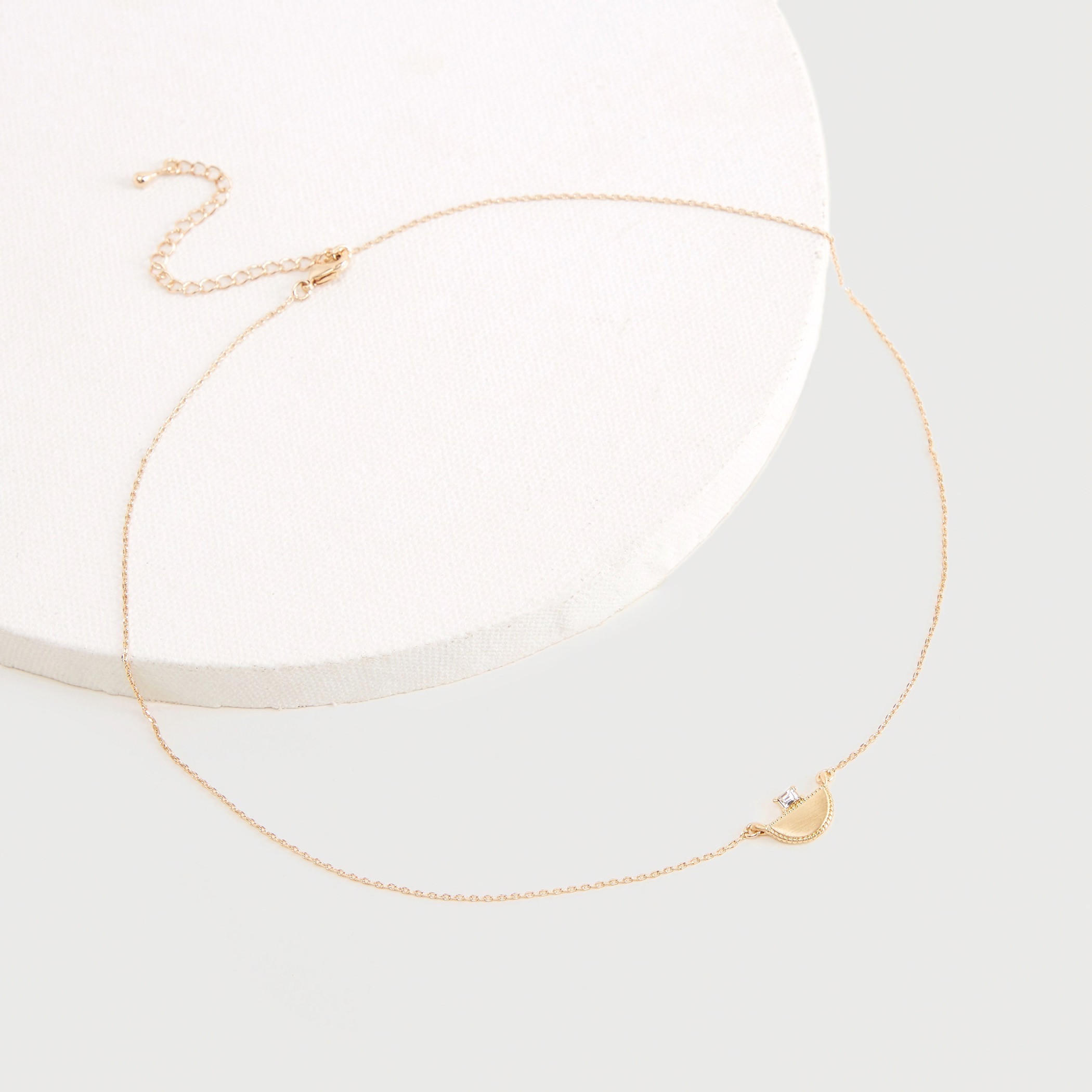 عقد مزيّن بدلاية ومشبك إغلاق-women-watchesandjewellery-jewellery-necklacesandpendants-image-5
